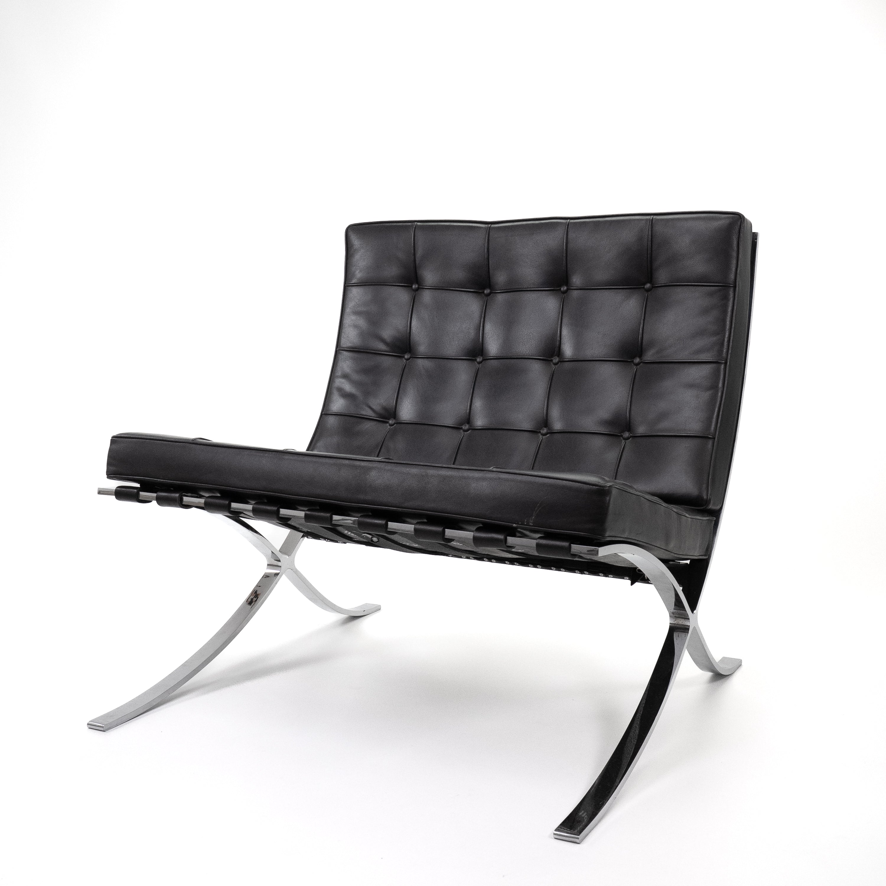 BarcelonaChair-KnollInternational-BZustand-Gestell-Chrom-Leder-Schwarz-01.jpg