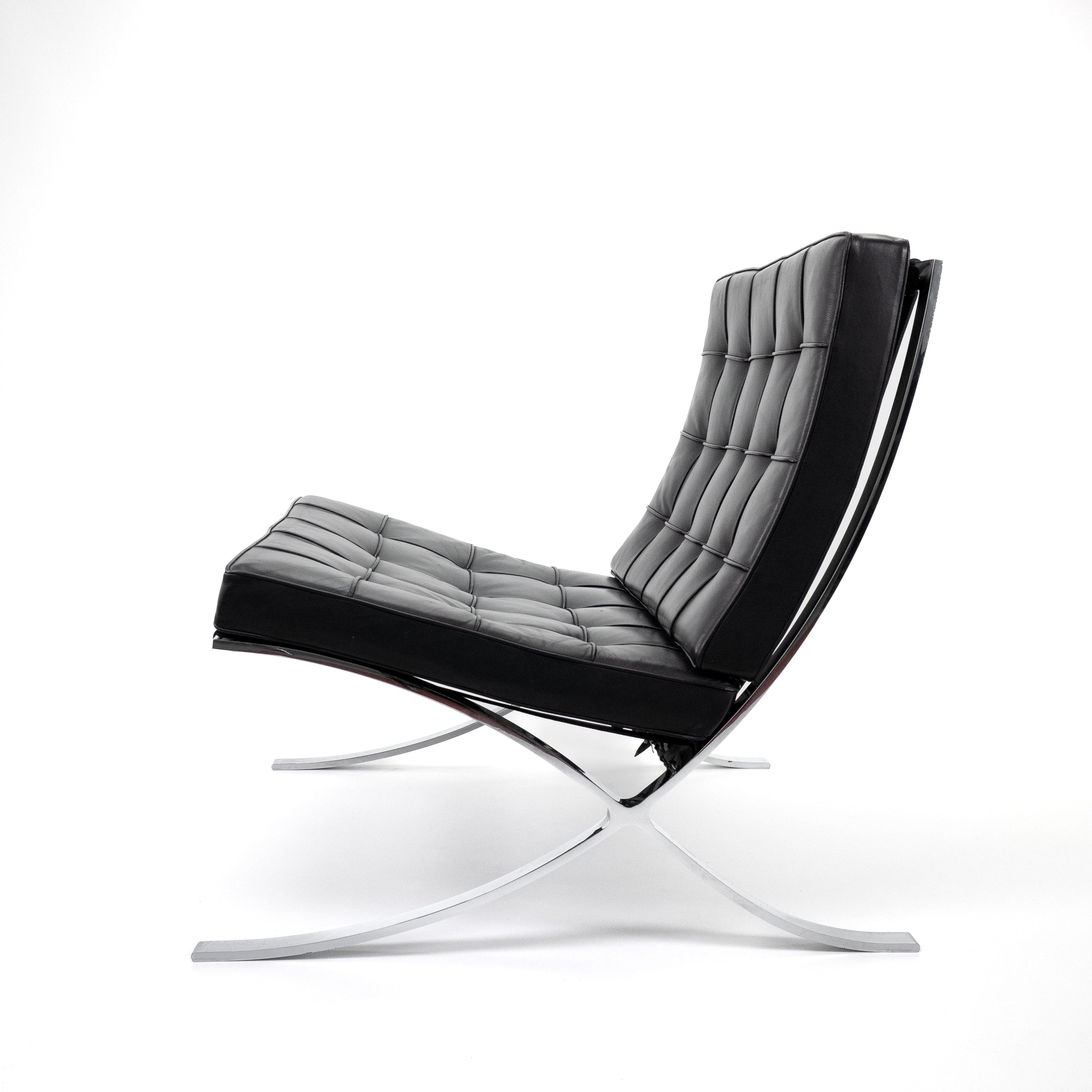 BarcelonaChair-KnollInternational-BZustand-Gestell-Chrom-Leder-Schwarz-02.jpg
