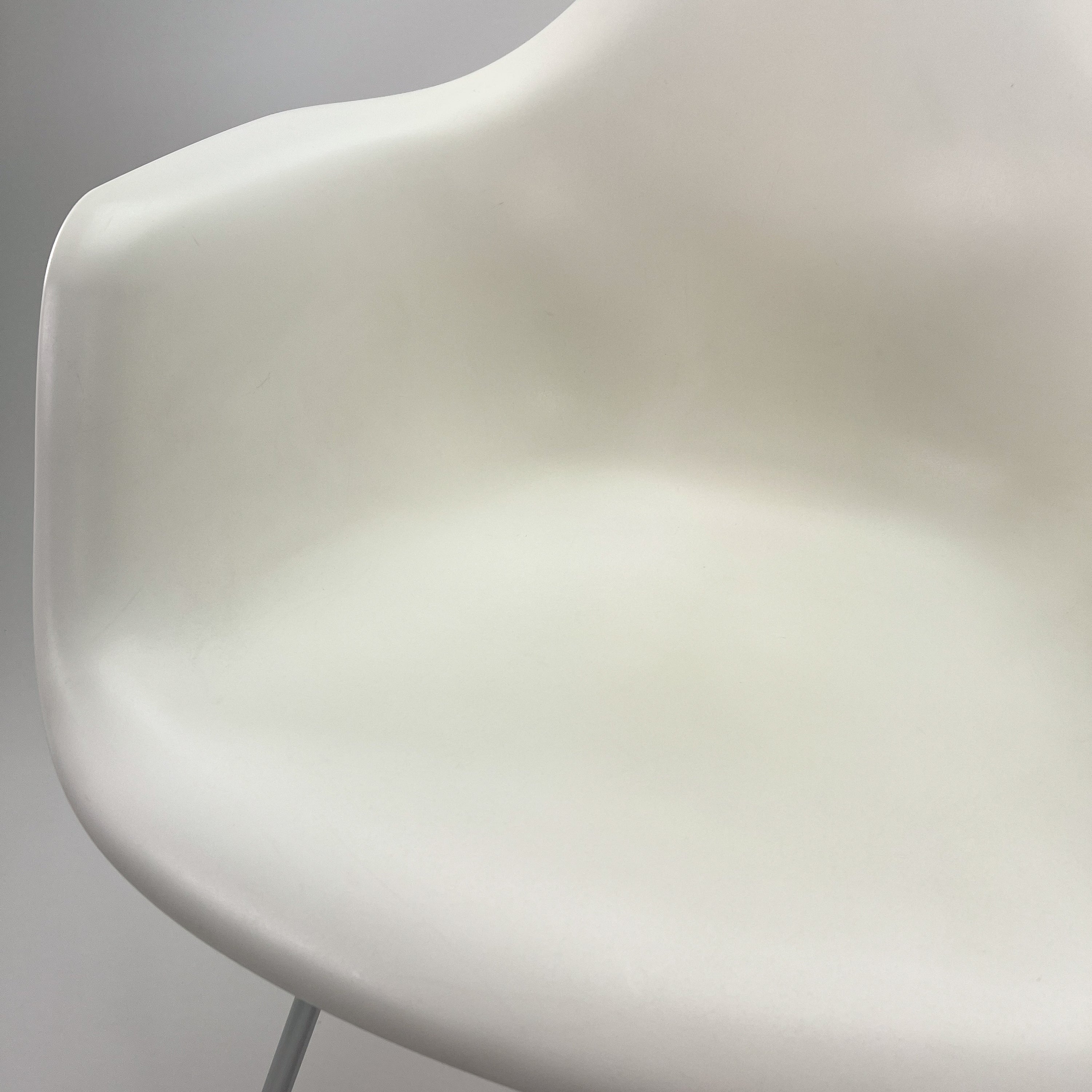 Vitra | DAX Plastic Armchair