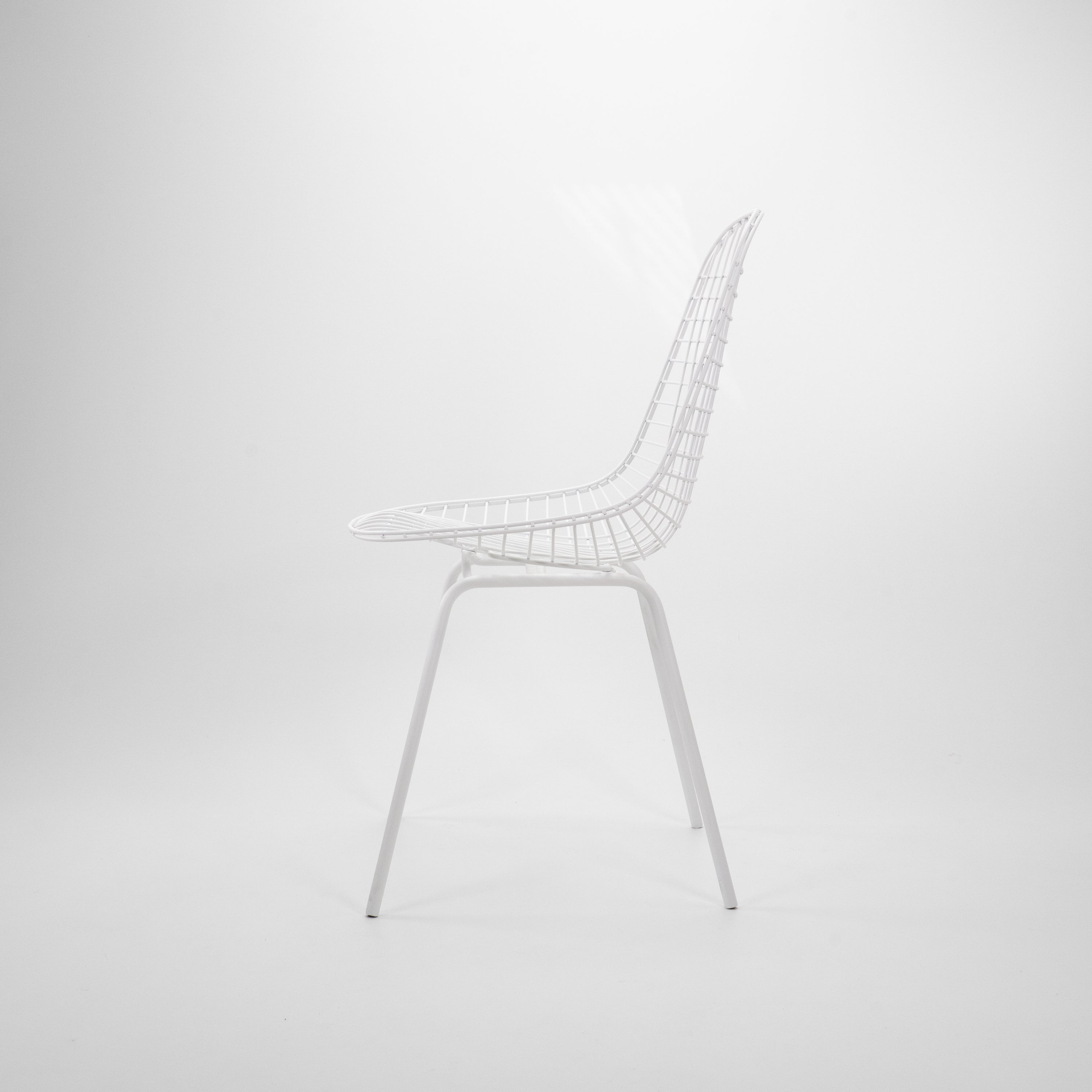 DKXWireChair-Vitra-CZustand-Gestell-Weiss-Schale-Weiss-02.jpg