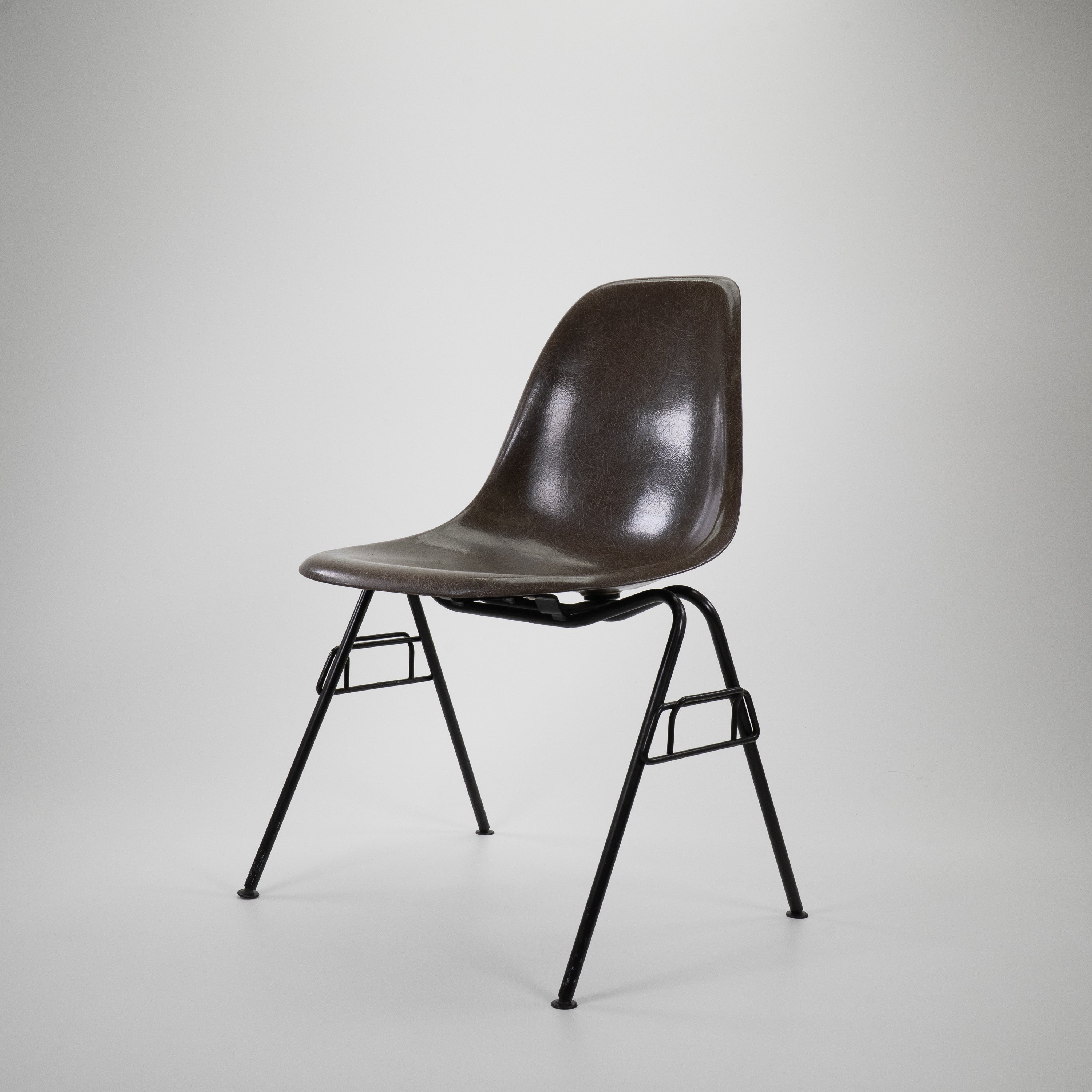 DSSChair-HermanMiller-CZustand-Gestell-Stapelbar-Fiberglas-Braun-01.jpg