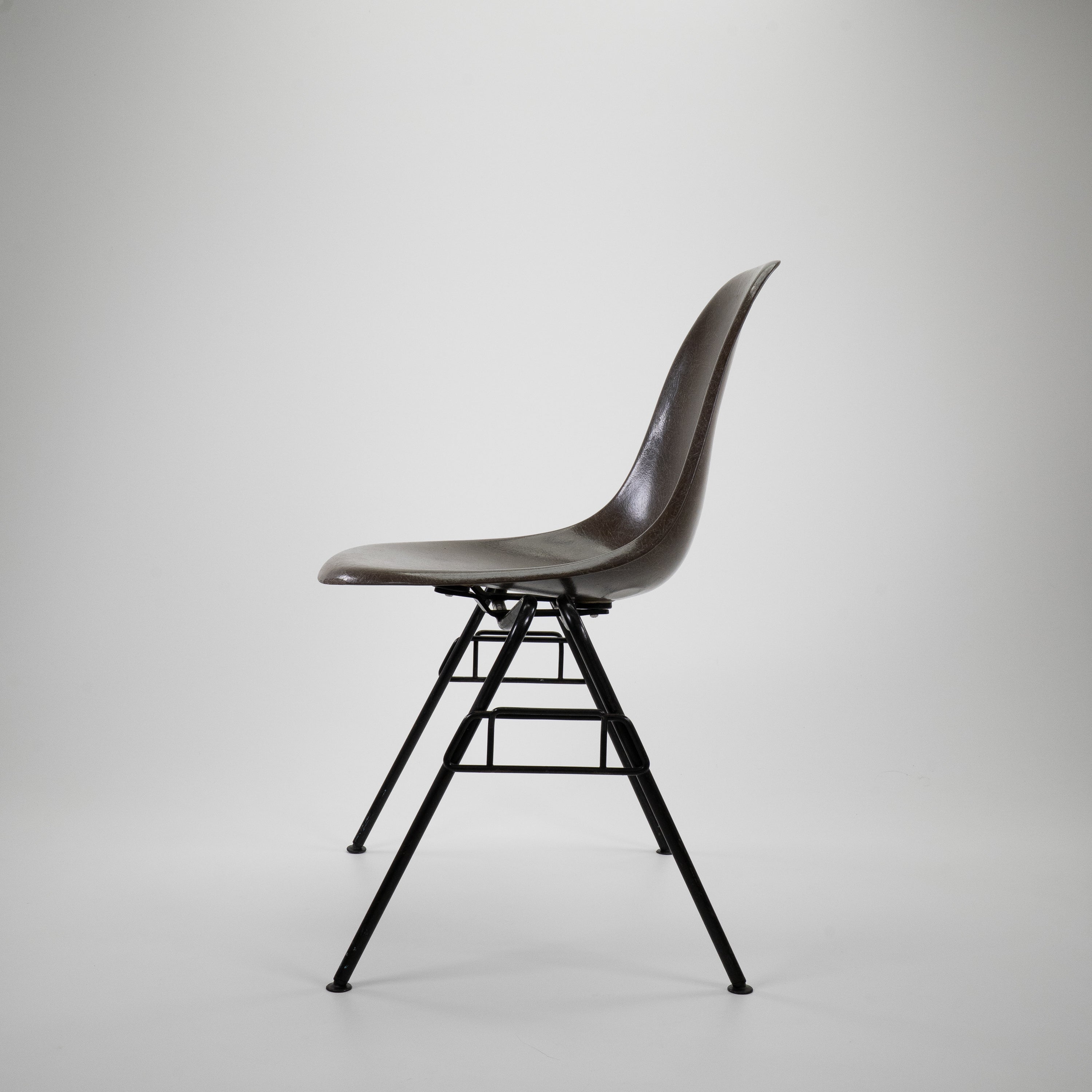 DSSChair-HermanMiller-CZustand-Gestell-Stapelbar-Fiberglas-Braun-02.jpg