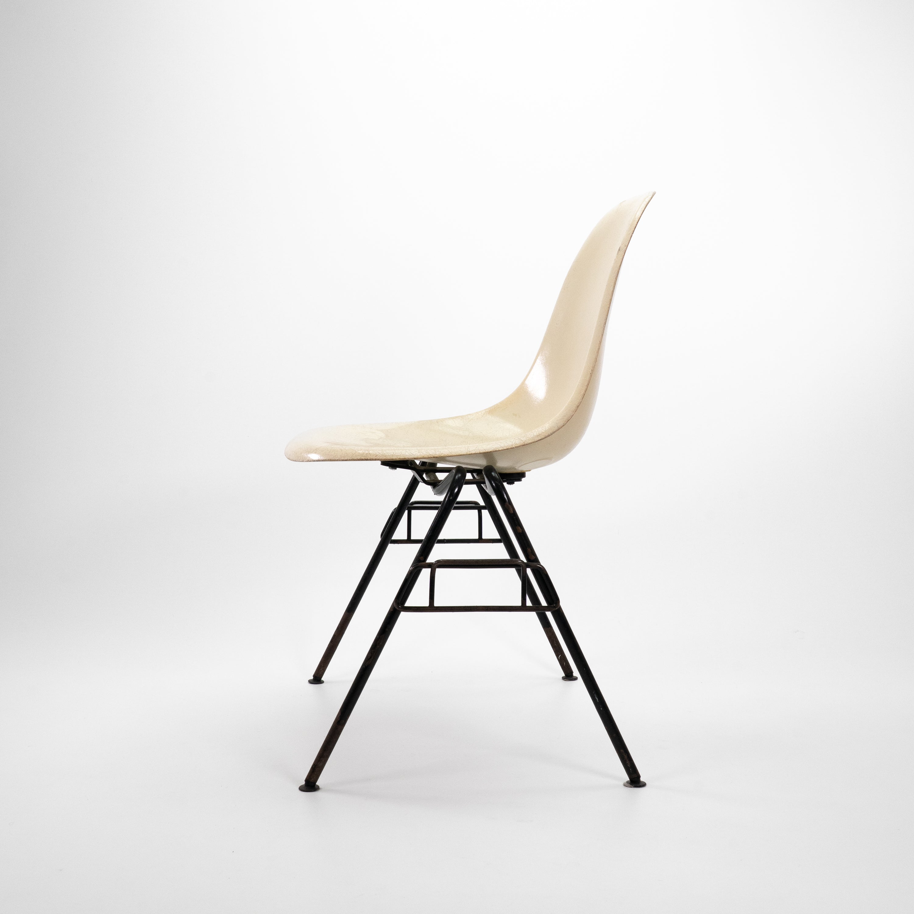 DSSFiberglasChair-HermanMiller-CZustand-Gestell-Schwarz-Schale-FiberglasBeige-02.jpg