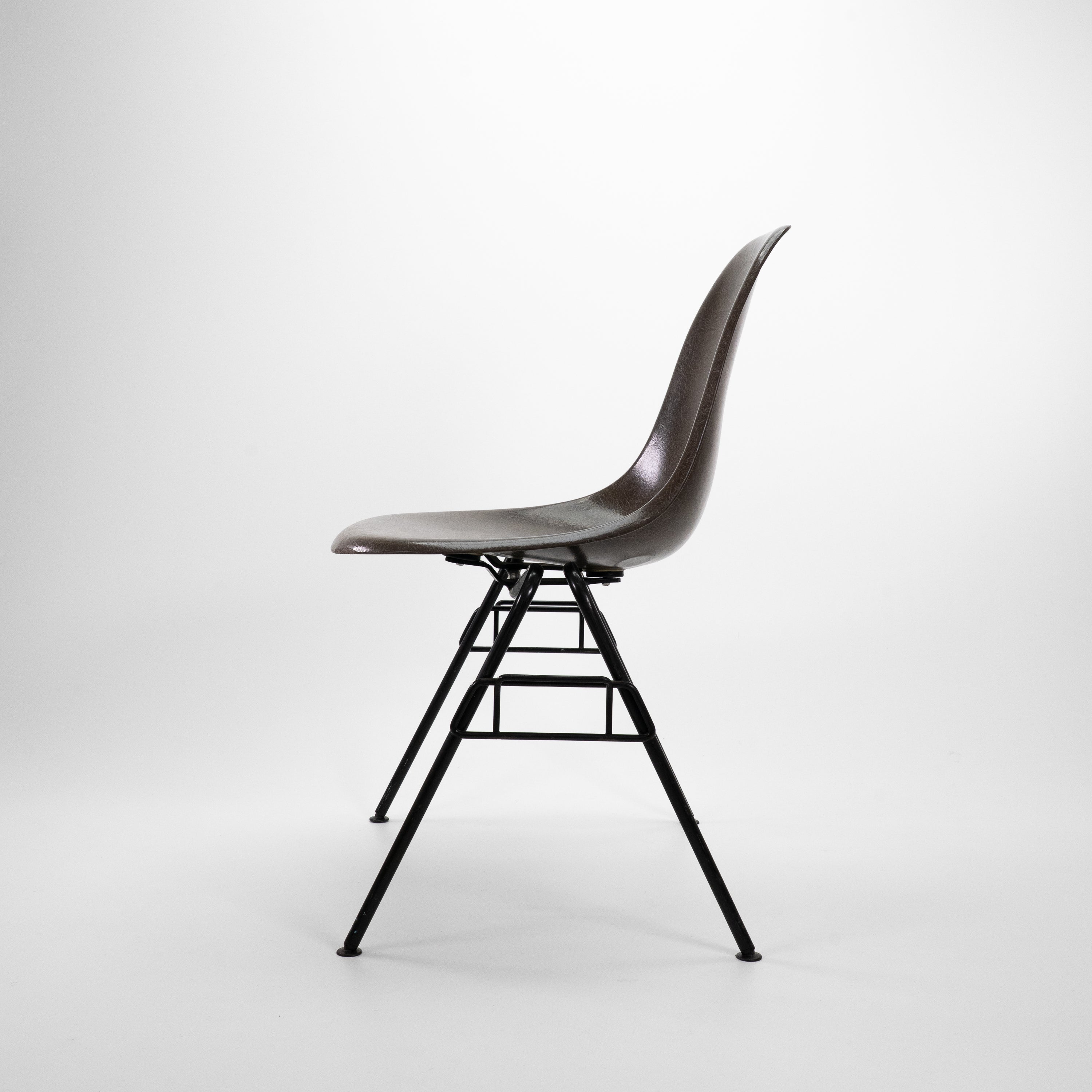 DSSFiberglasChair-HermanMiller-CZustand-Gestell-Schwarz-Schale-FiberglasBraun-02.jpg