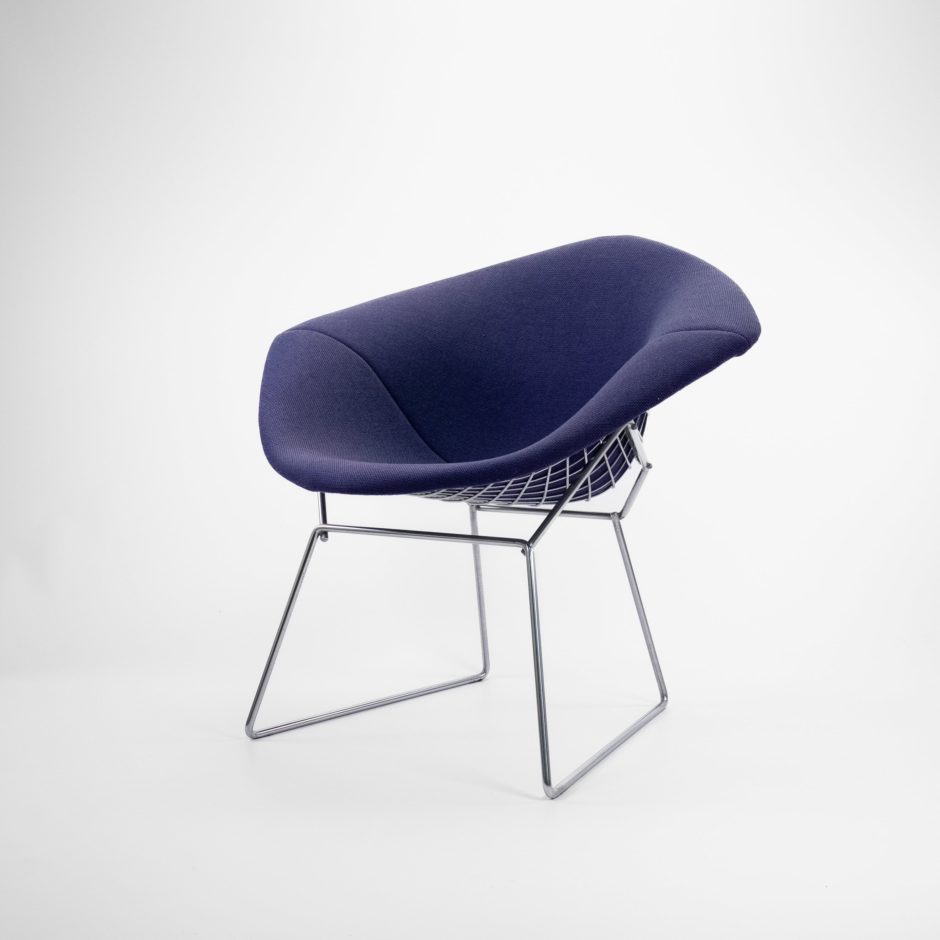 DiamondChair-KnollInternational-BZustand-Gestell-Chrom-Vollpolster-Violet-01.jpg