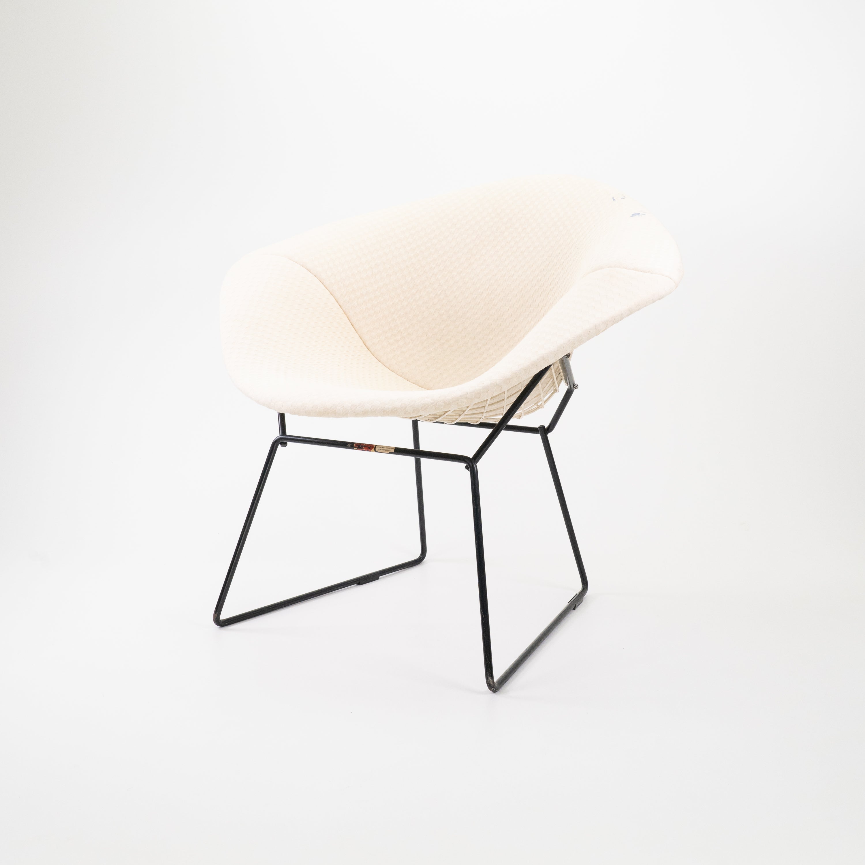 DiamondChair-KnollInternational-CZustand-Gestell-Schwarz-Weiss-Bezug-OffWhite-01.jpg