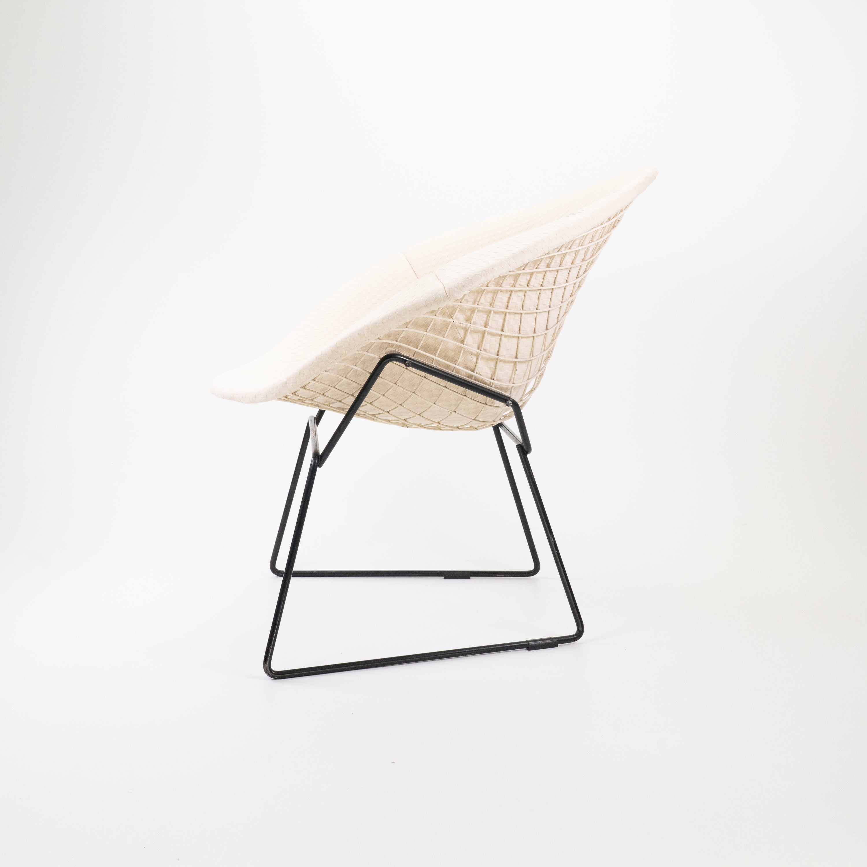 DiamondChair-KnollInternational-CZustand-Gestell-Schwarz-Weiss-Bezug-OffWhite-02.jpg