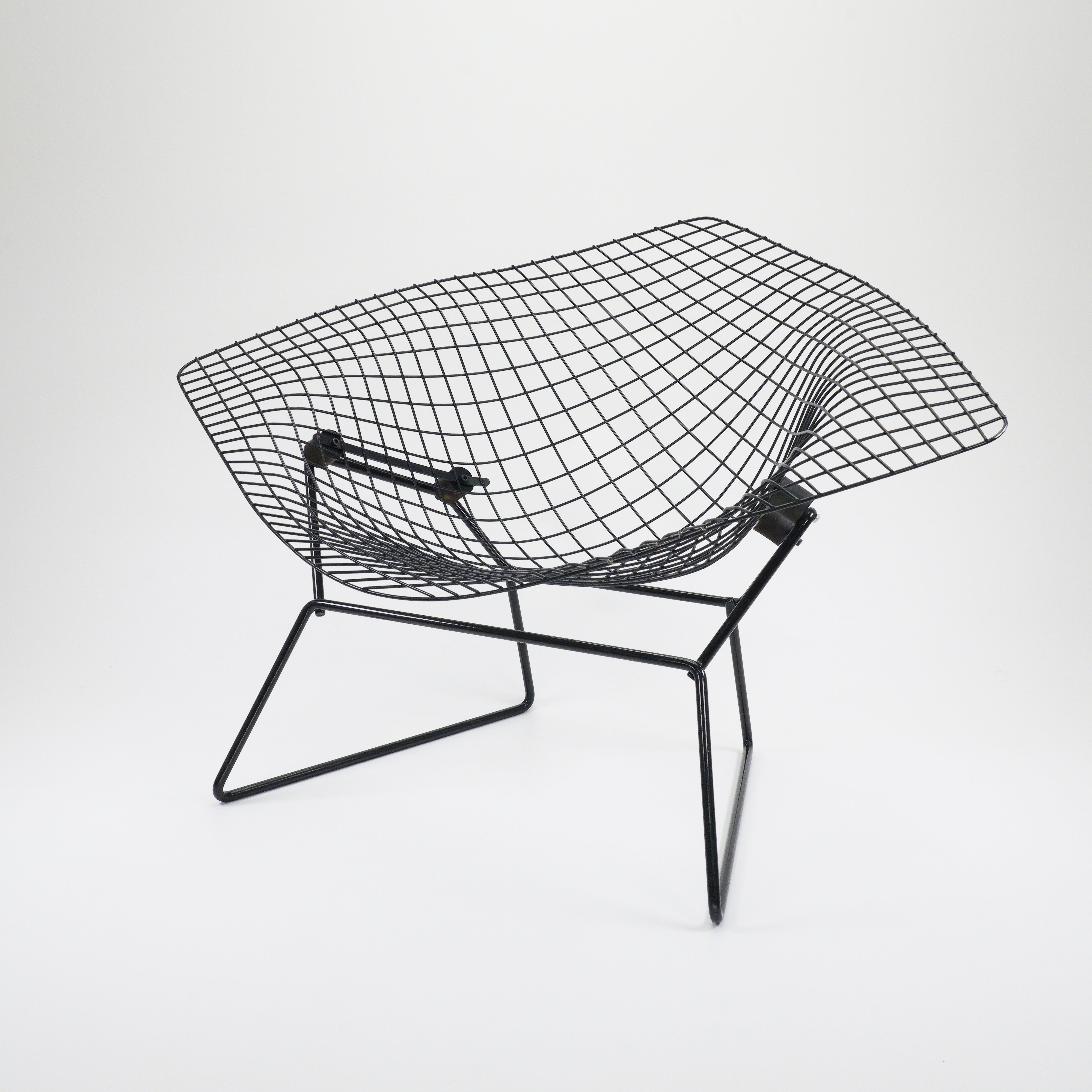 DiamondChair-KnollInternational-GitterSchwarz-BZustand-01.jpg
