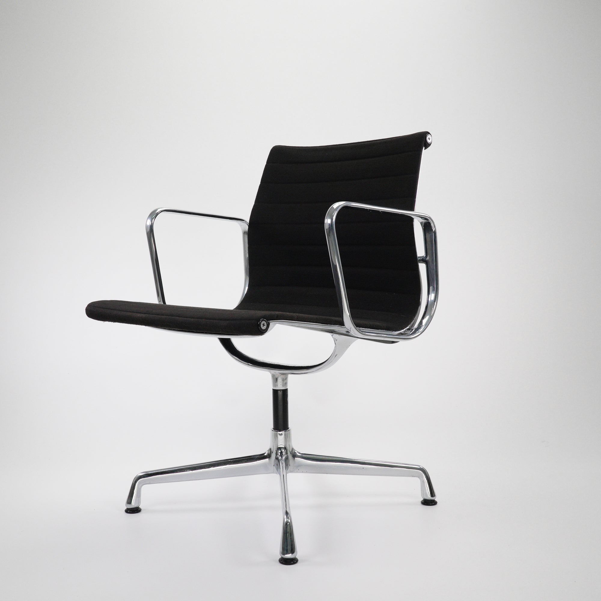 EA107-Vitra-BZustand-Gestell-Chrom-Variante-HopsackSchwarz-1.jpg