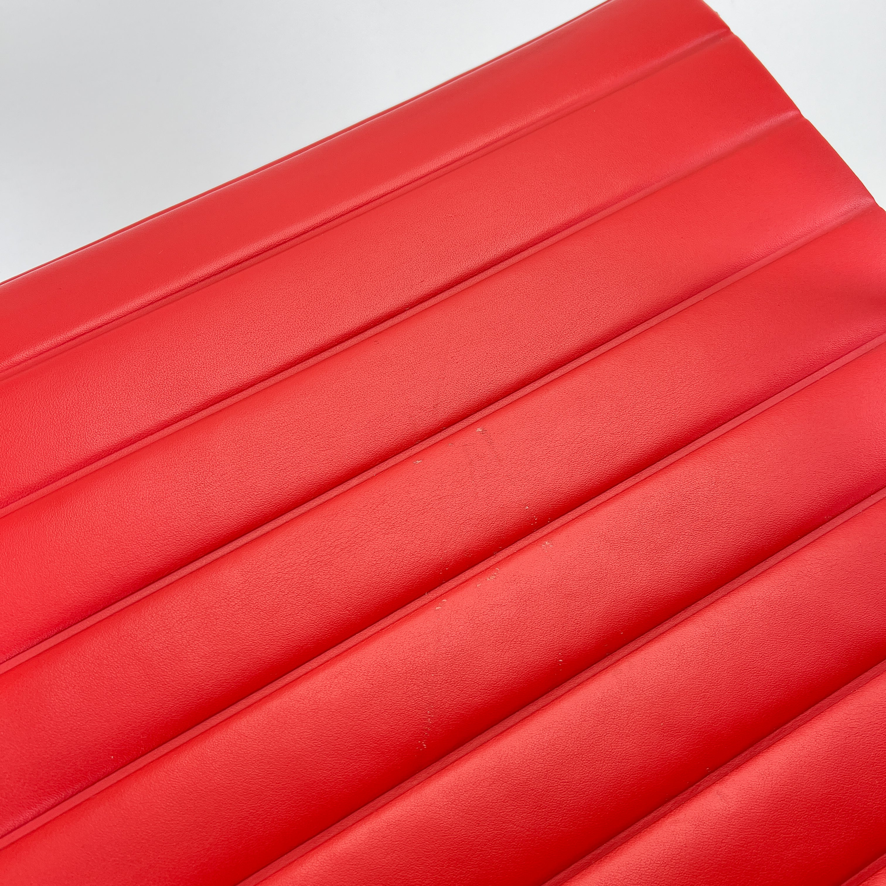 EA108-Vitra-BZustand-Gestell-Chrom-Variante-LederRot-1.jpg
