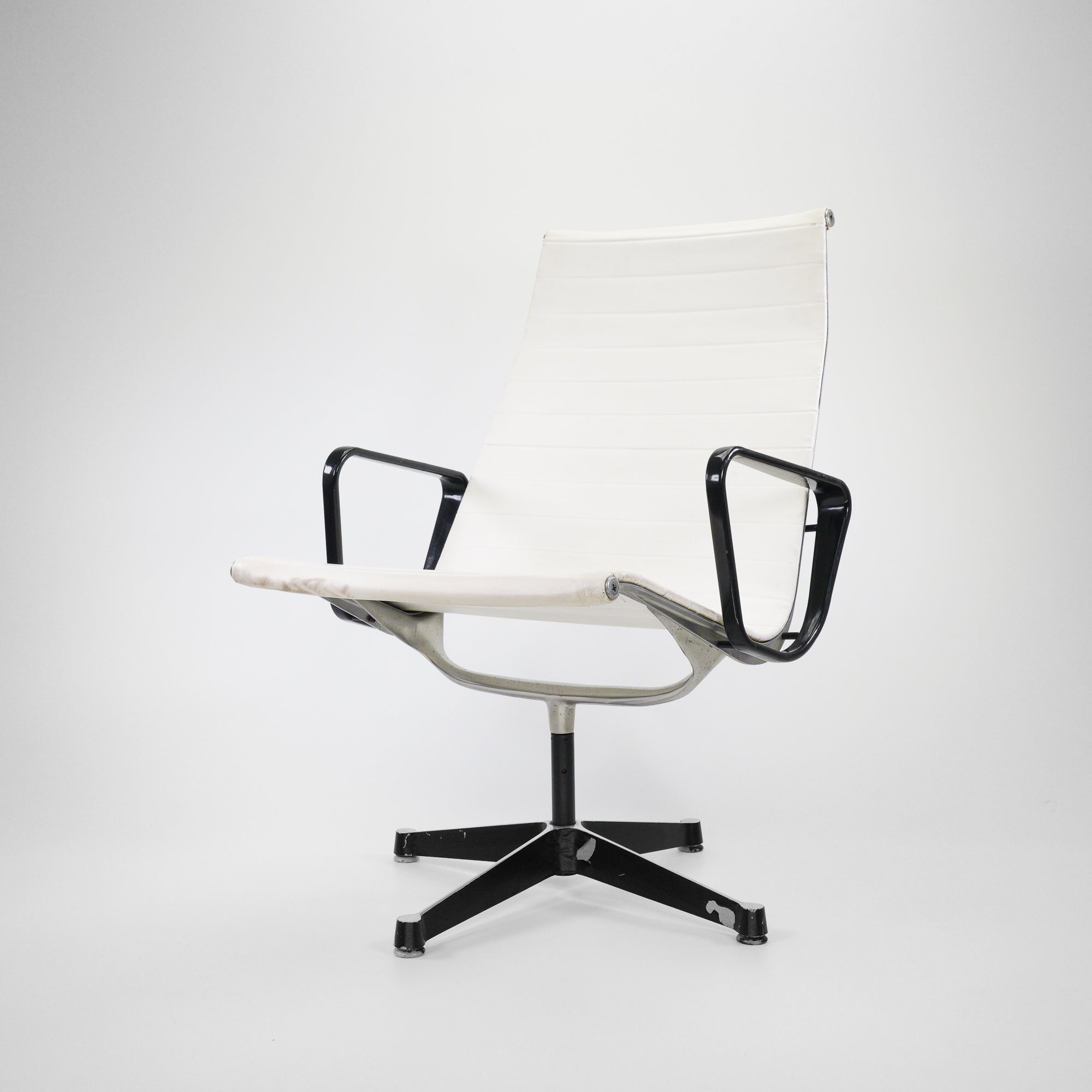 EA116-Vitra-CZustand-Gestell-Schwarz-Variante-PUWeiss-1.jpg