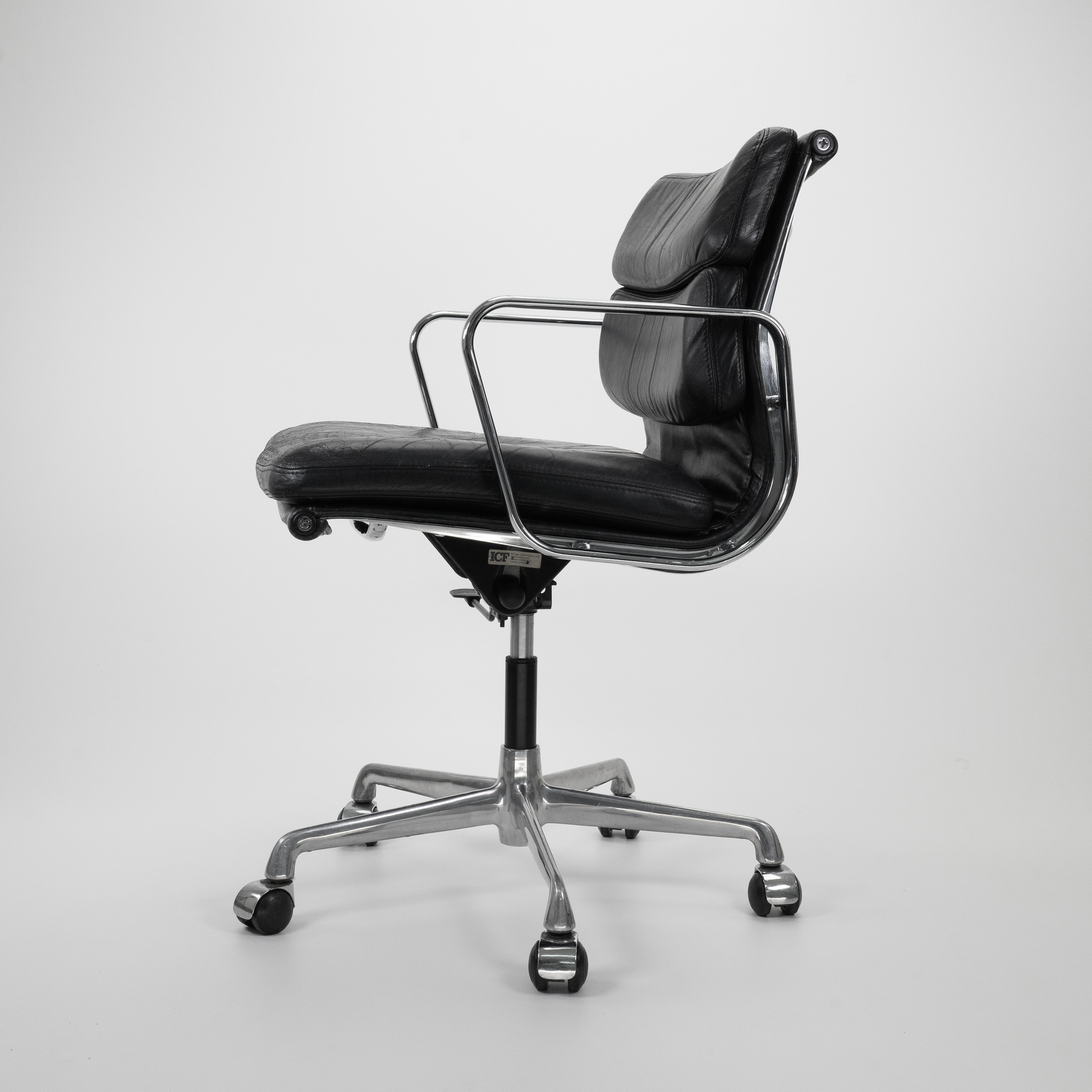 EA217-ICF-CZustand-Gestell-Chrom-Softpad-LederSchwarz-2.jpg