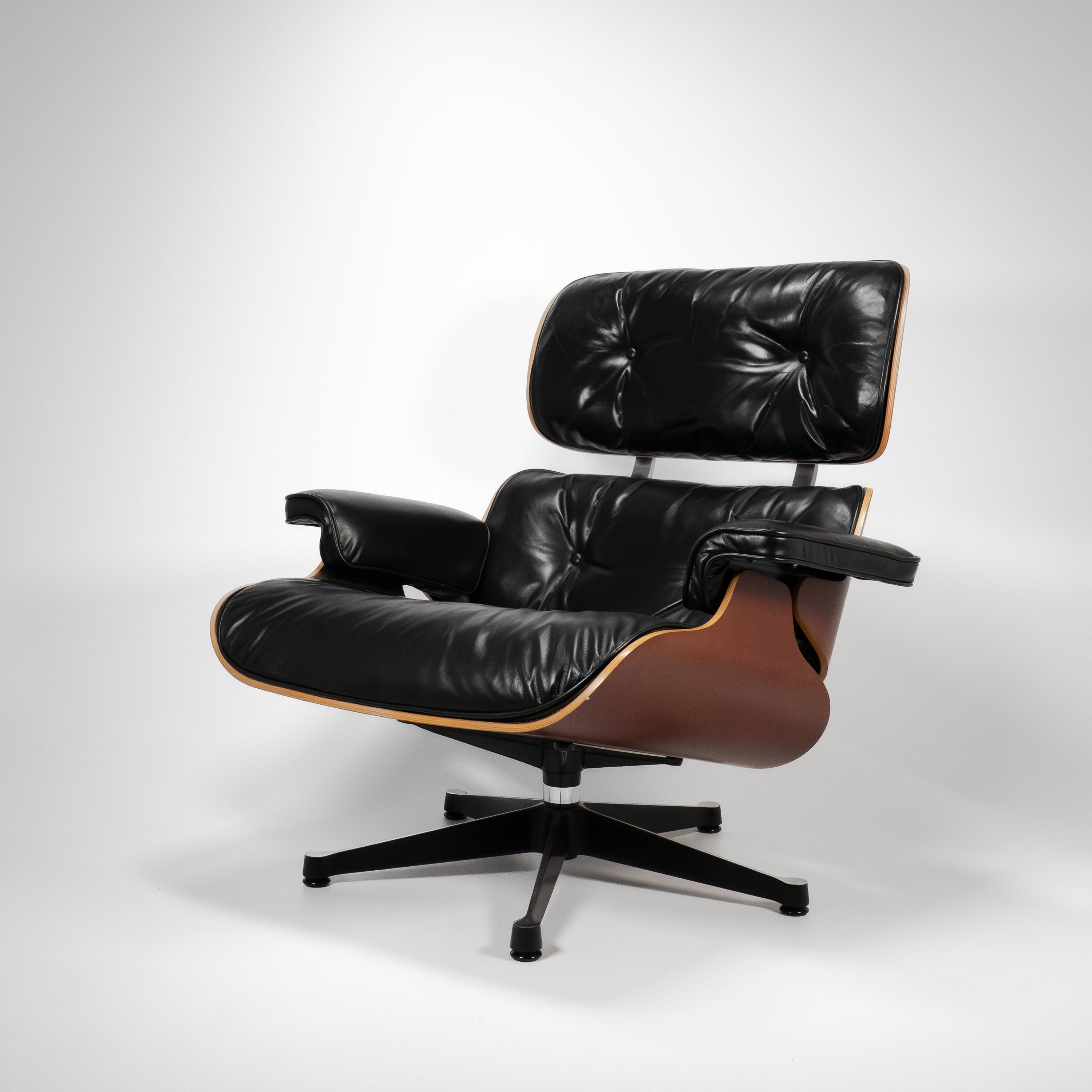 Eames_Lounge_Chair_mit_Ottoman-Vitra-B-Zustand_-Holz-Kirch-Leder-Schwarz-01.jpg