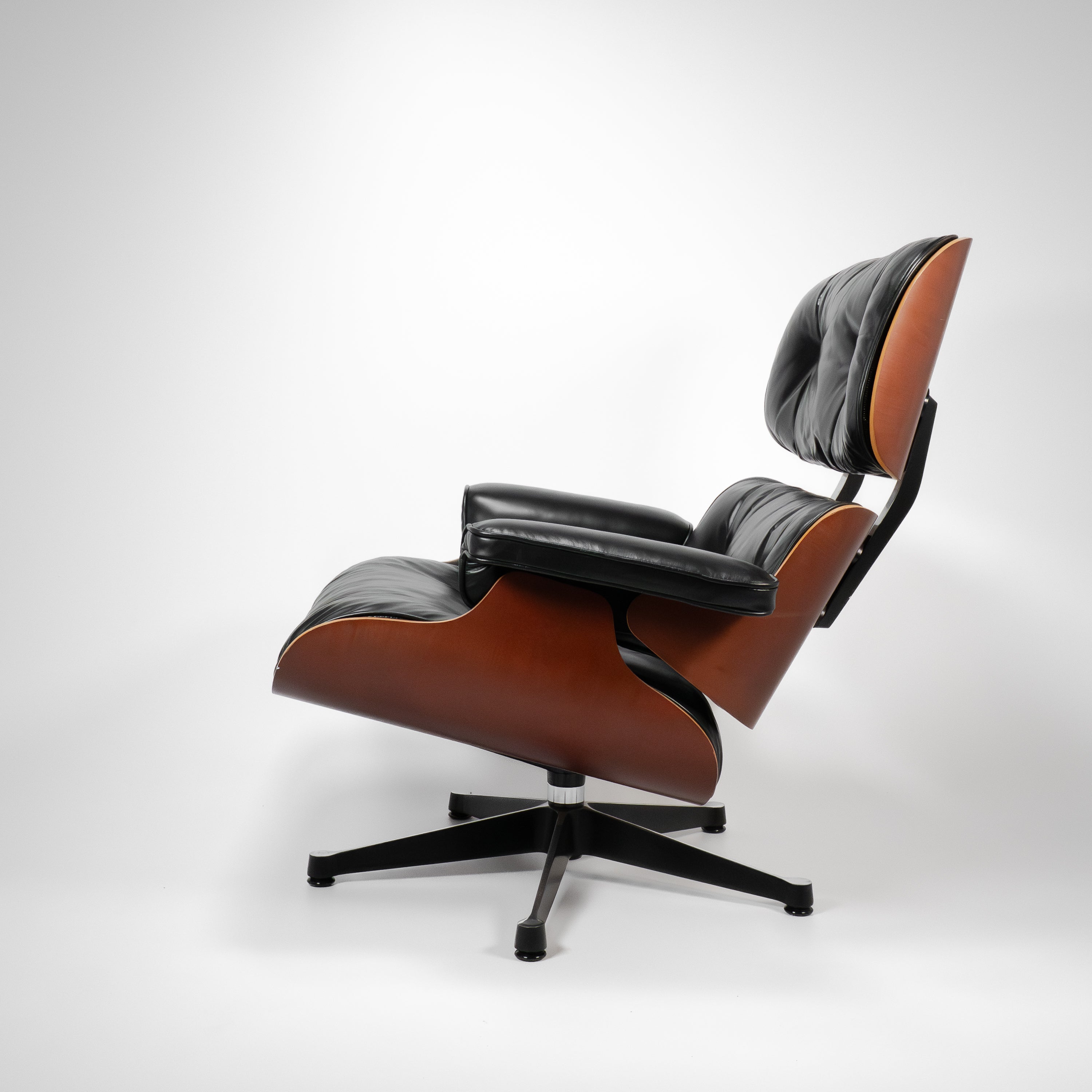 Eames_Lounge_Chair_mit_Ottoman-Vitra-B-Zustand_-Holz-Kirch-Leder-Schwarz-02.jpg