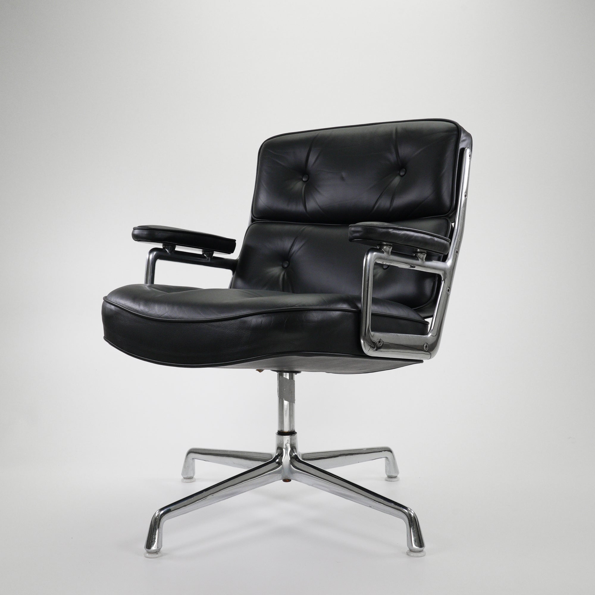 GS105-HermanMiller-BZustand-Gestell-Chrom-Variante-LederSchwarz-1.jpg