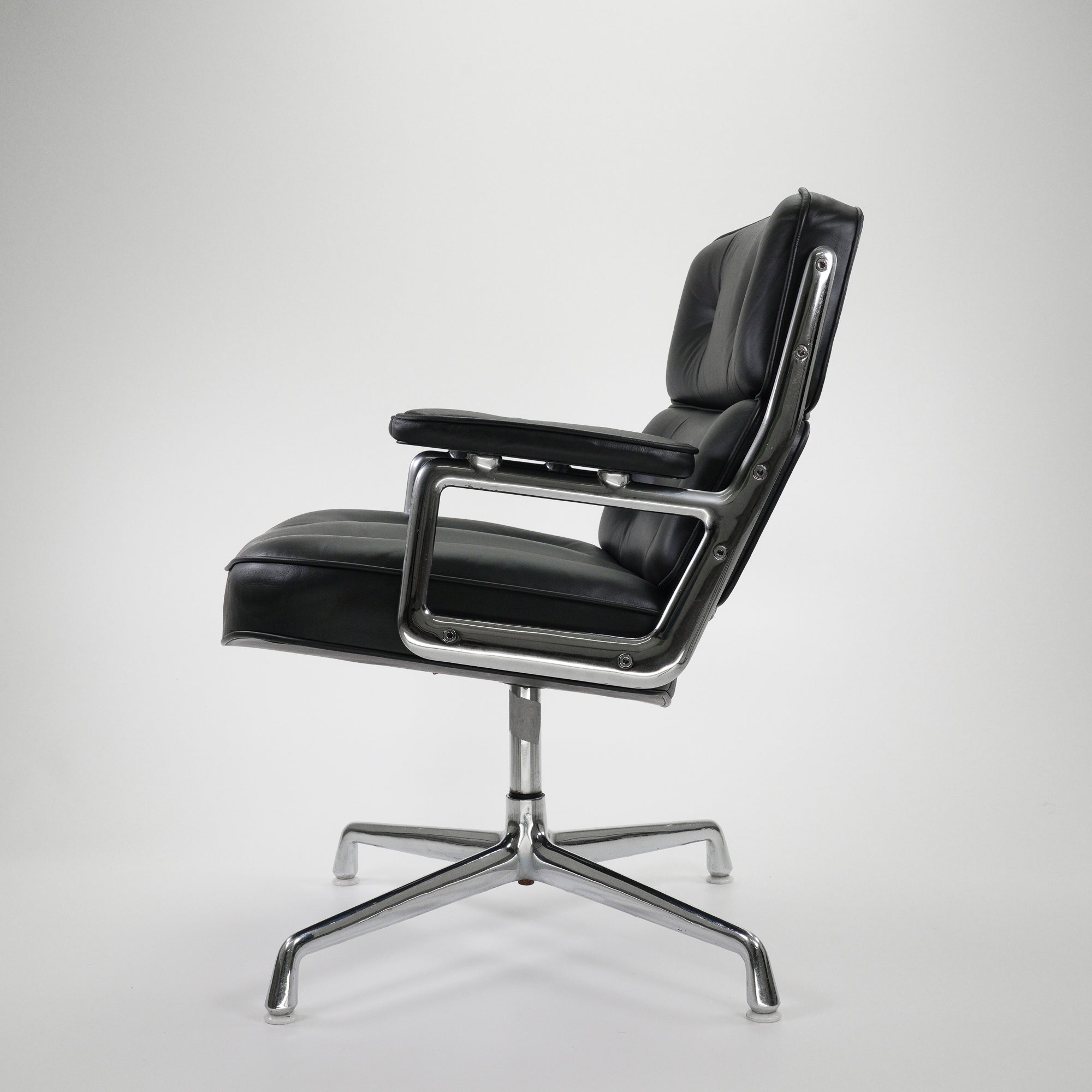GS105-HermanMiller-BZustand-Gestell-Chrom-Variante-LederSchwarz-2.jpg