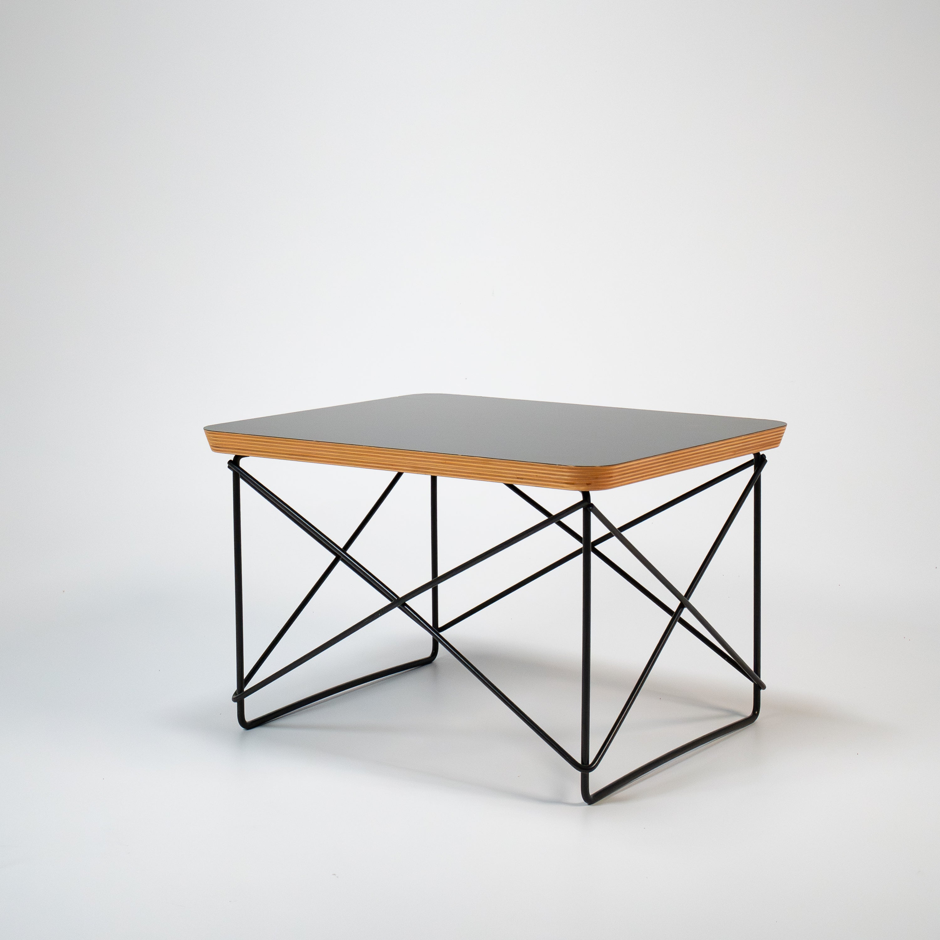 Occasional_Table_LTR_-_Vitra_-_C-Zustand_-_Laminat_Schwarz_-_Gestell_Schwarz_-_01_322032c2-ea36-41e5-9b39-9b605e6d30ac.jpg