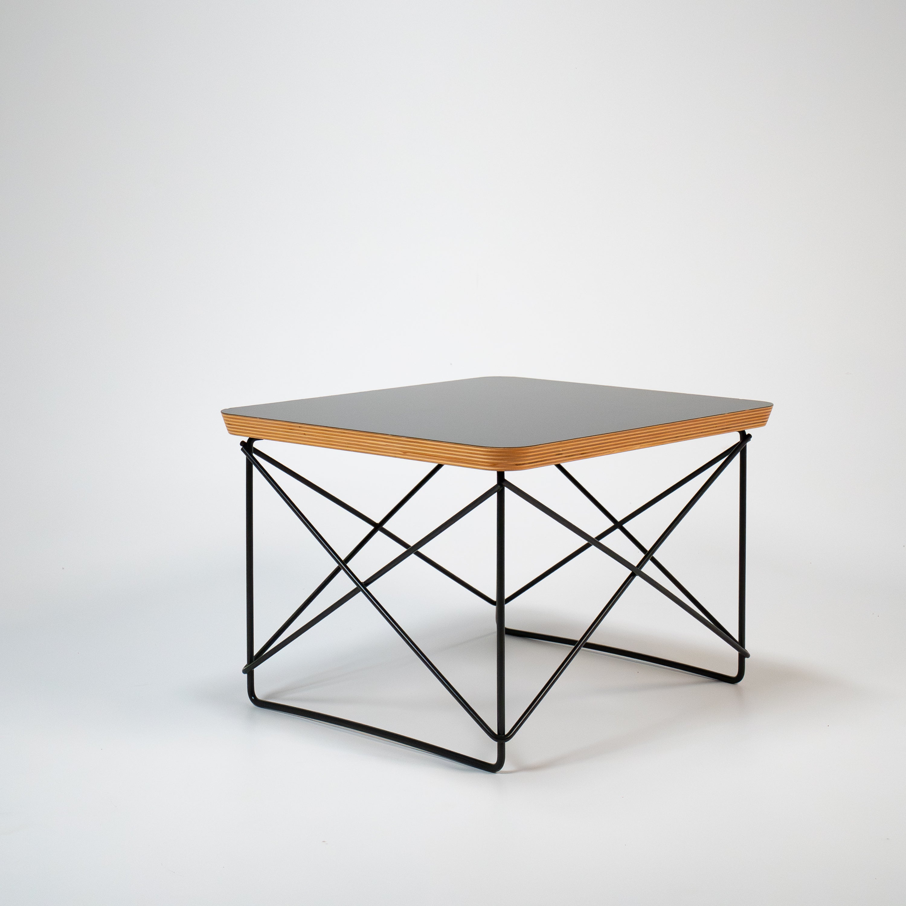 Occasional_Table_LTR_-_Vitra_-_C-Zustand_-_Laminat_Schwarz_-_Gestell_Schwarz_-_03_01bff7c3-2790-43ab-9daa-291d32dbfbe6.jpg