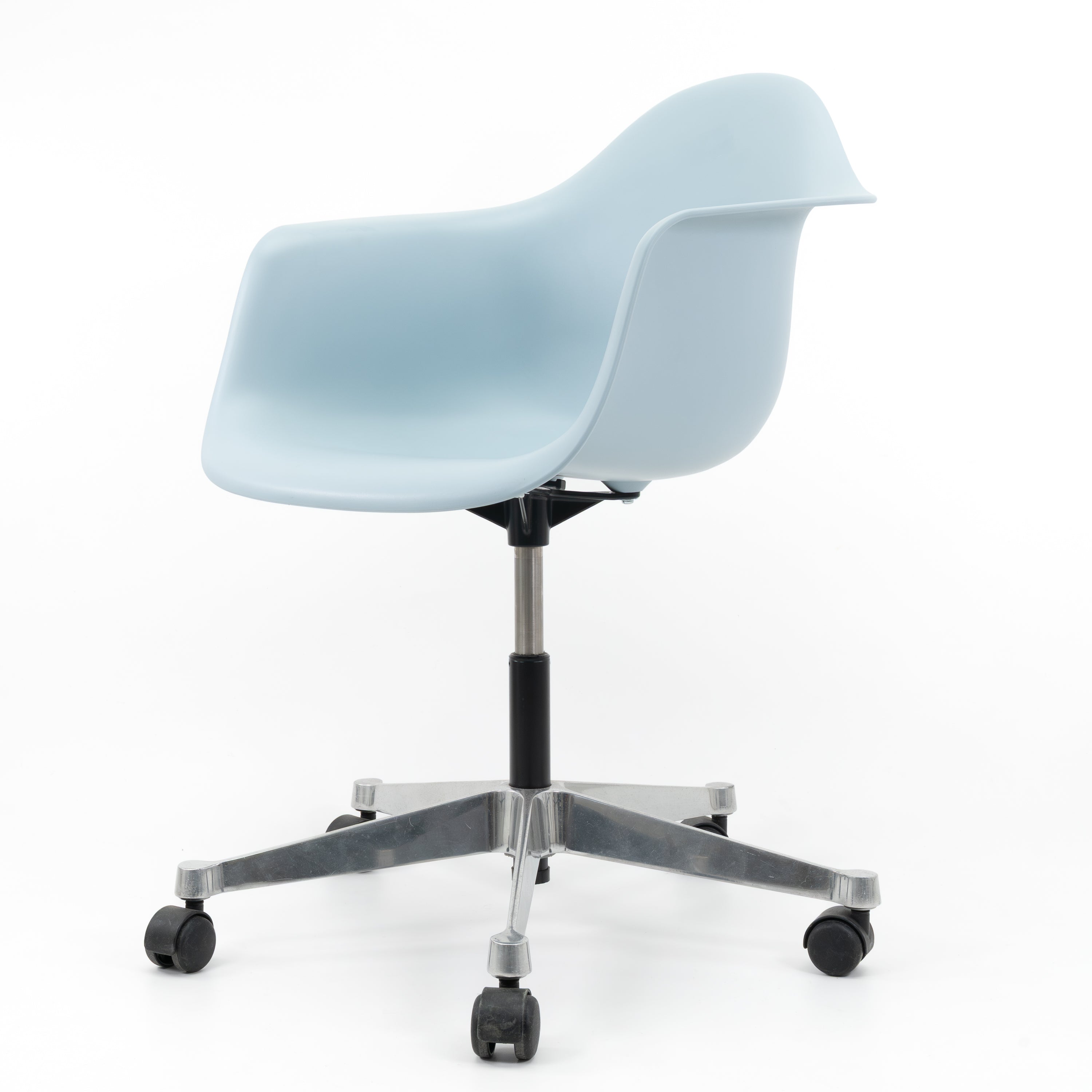 PACCChair-Vitra-B-Zustand-SchaleHellblau-DrehstuhlmitRollen-01.jpg