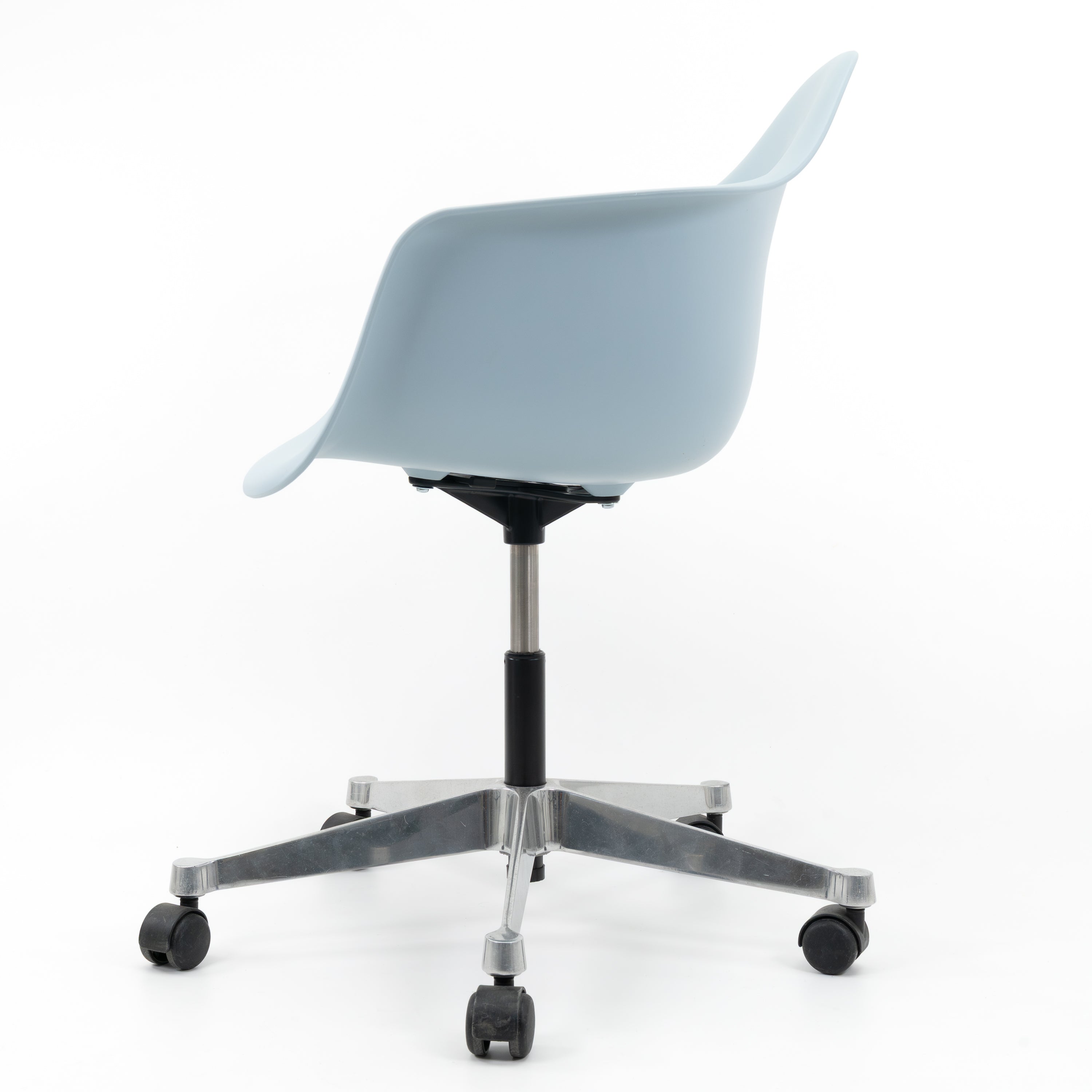 PACCChair-Vitra-B-Zustand-SchaleHellblau-DrehstuhlmitRollen-02.jpg