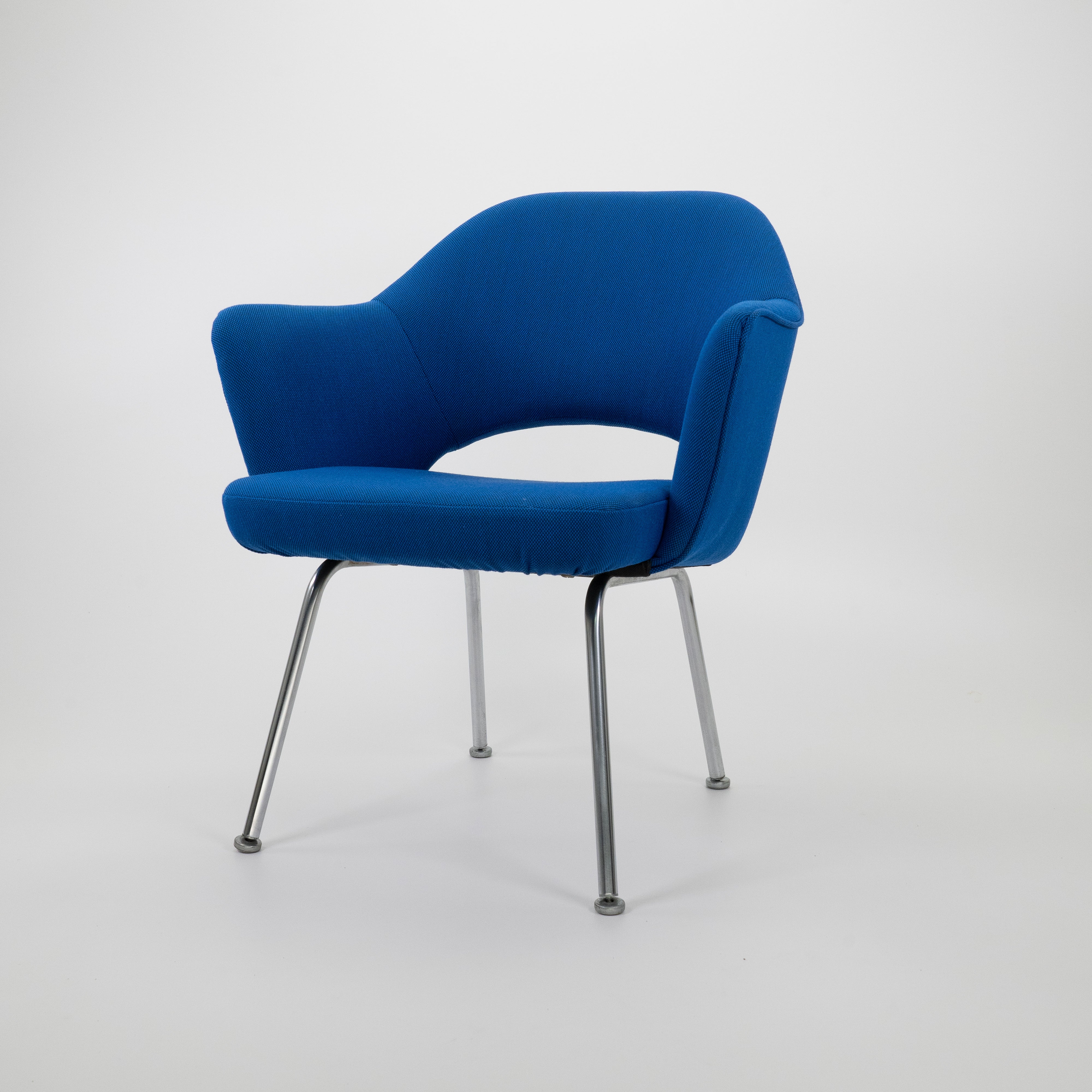 SaarinenExecutiveChair-KnollInternational-BZustand-Gestell-Chrom-Variante-StoffBlau-1.jpg