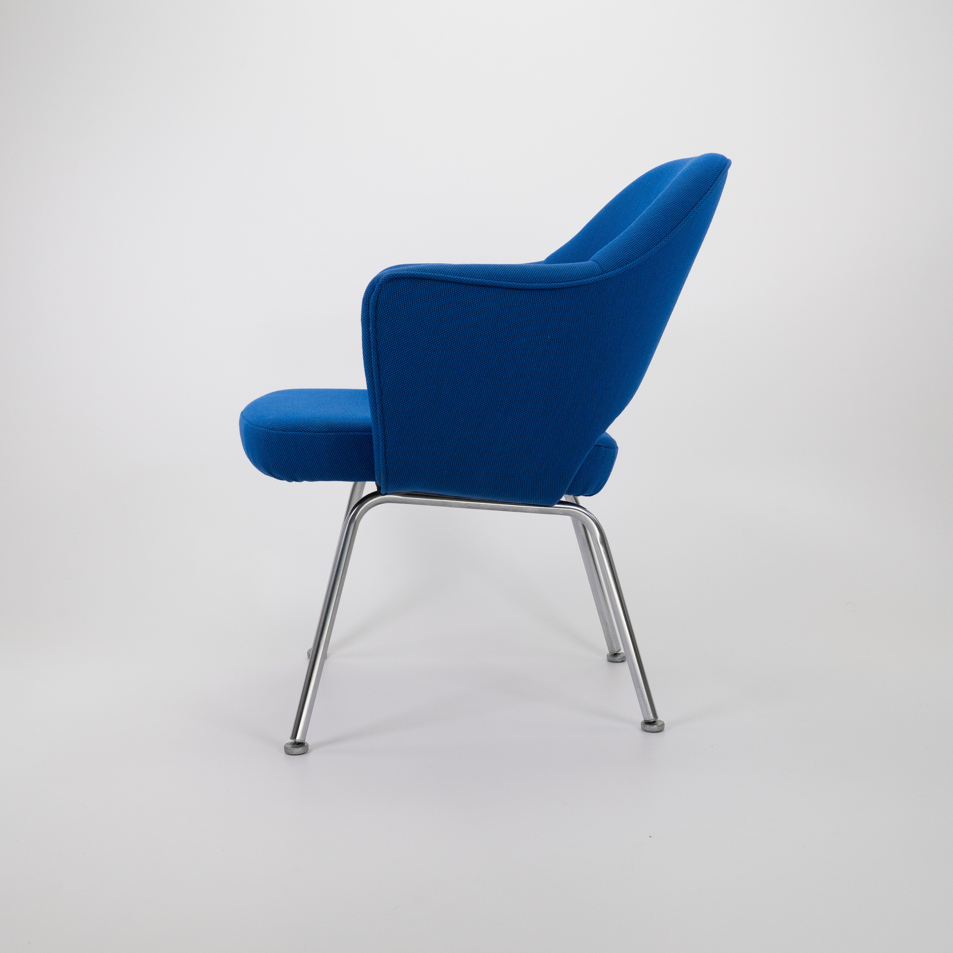 SaarinenExecutiveChair-KnollInternational-BZustand-Gestell-Chrom-Variante-StoffBlau-2.jpg