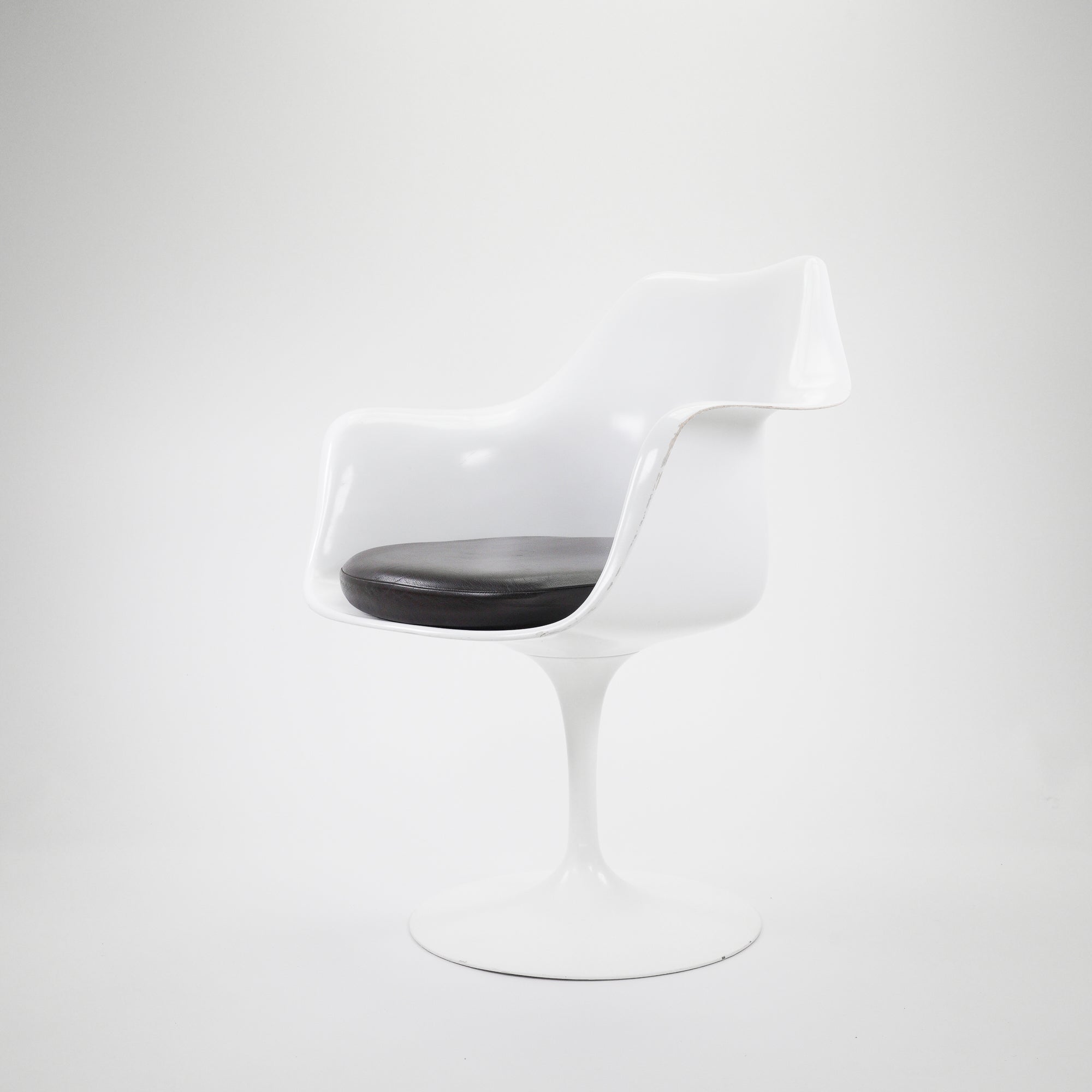 SaarinenTulipArmchair-KnollInternational-CZustand-Structure-Weiss-Kissen-LederBraun-1.jpg