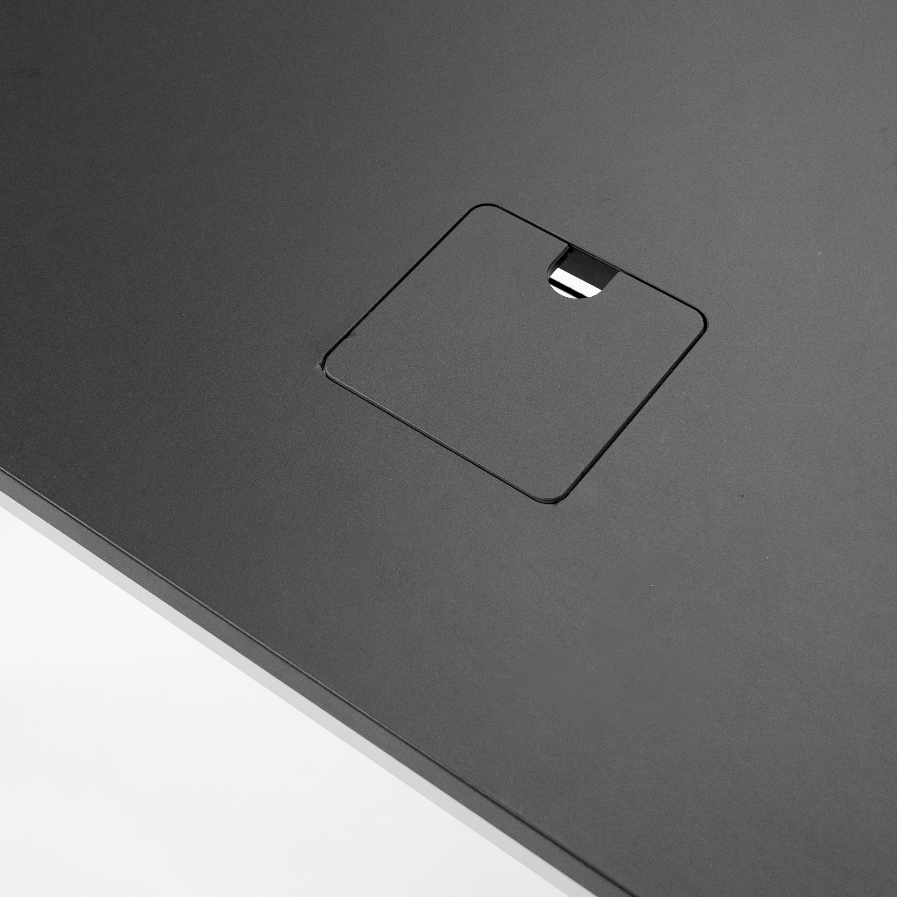 USM | Schreibtisch 125x75