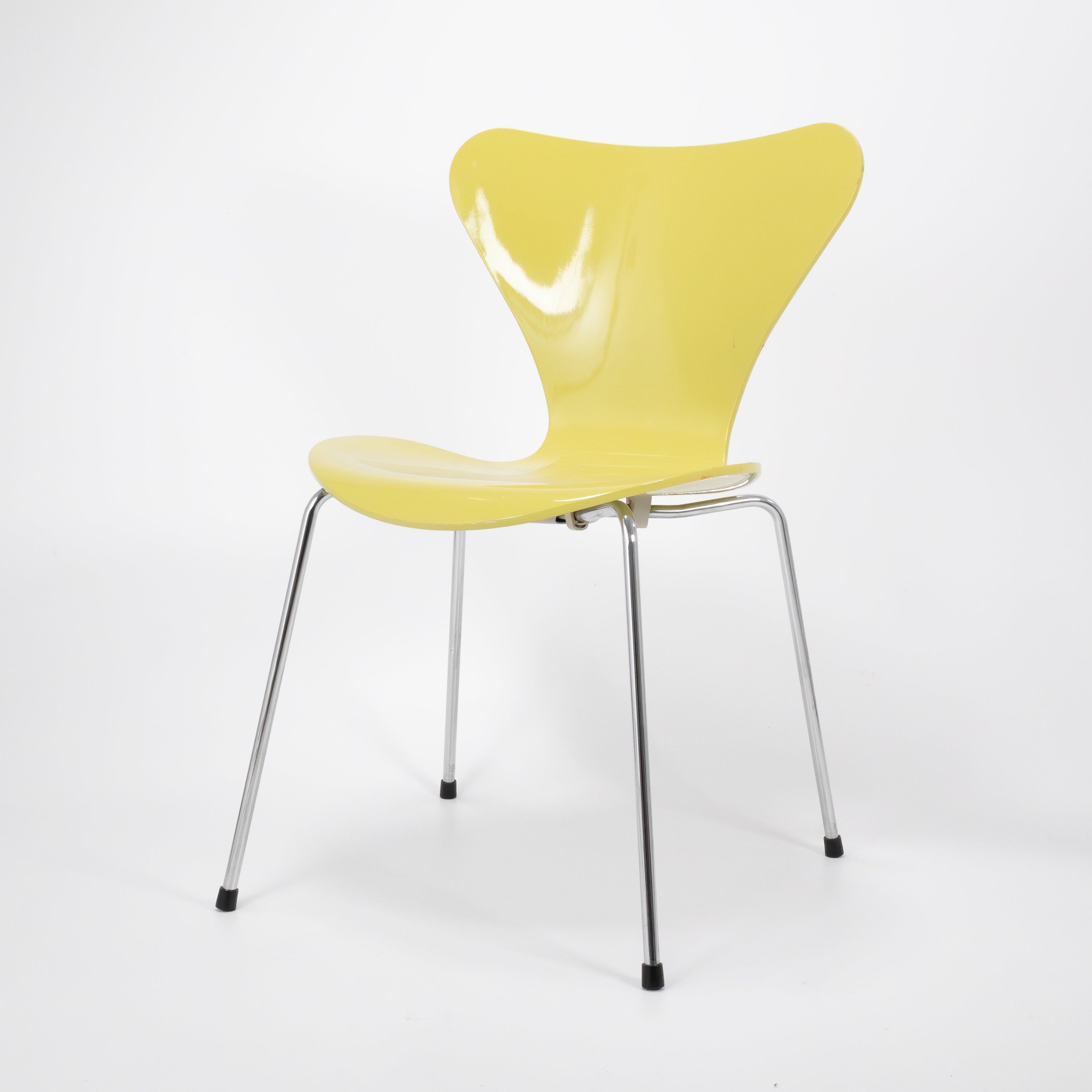 Serie7-FritzHansen-CZustand-Gestell-Chrom-Farbe-Lime-01.jpg