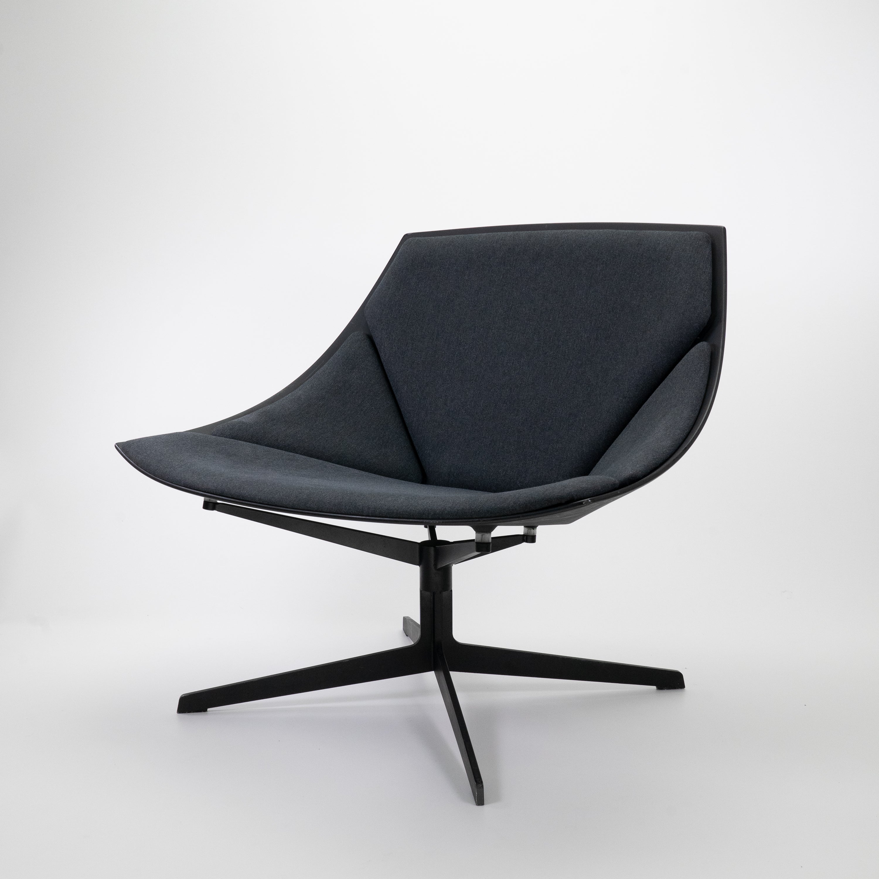 SpaceChair-FritzHansen-CZustand-Gestell-Schwarz-Bezug-StoffDunkelgrau-01.jpg