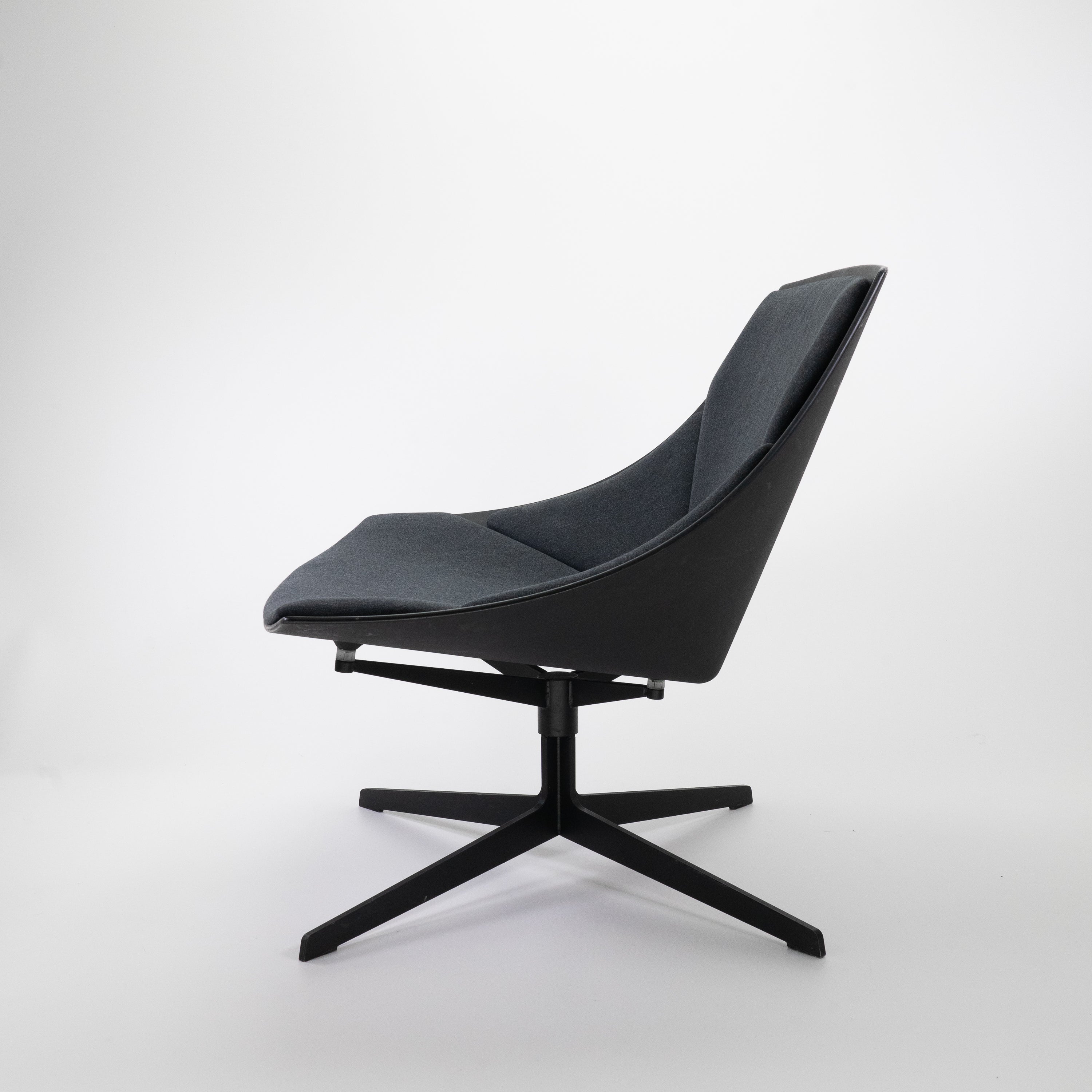 SpaceChair-FritzHansen-CZustand-Gestell-Schwarz-Bezug-StoffDunkelgrau-02.jpg