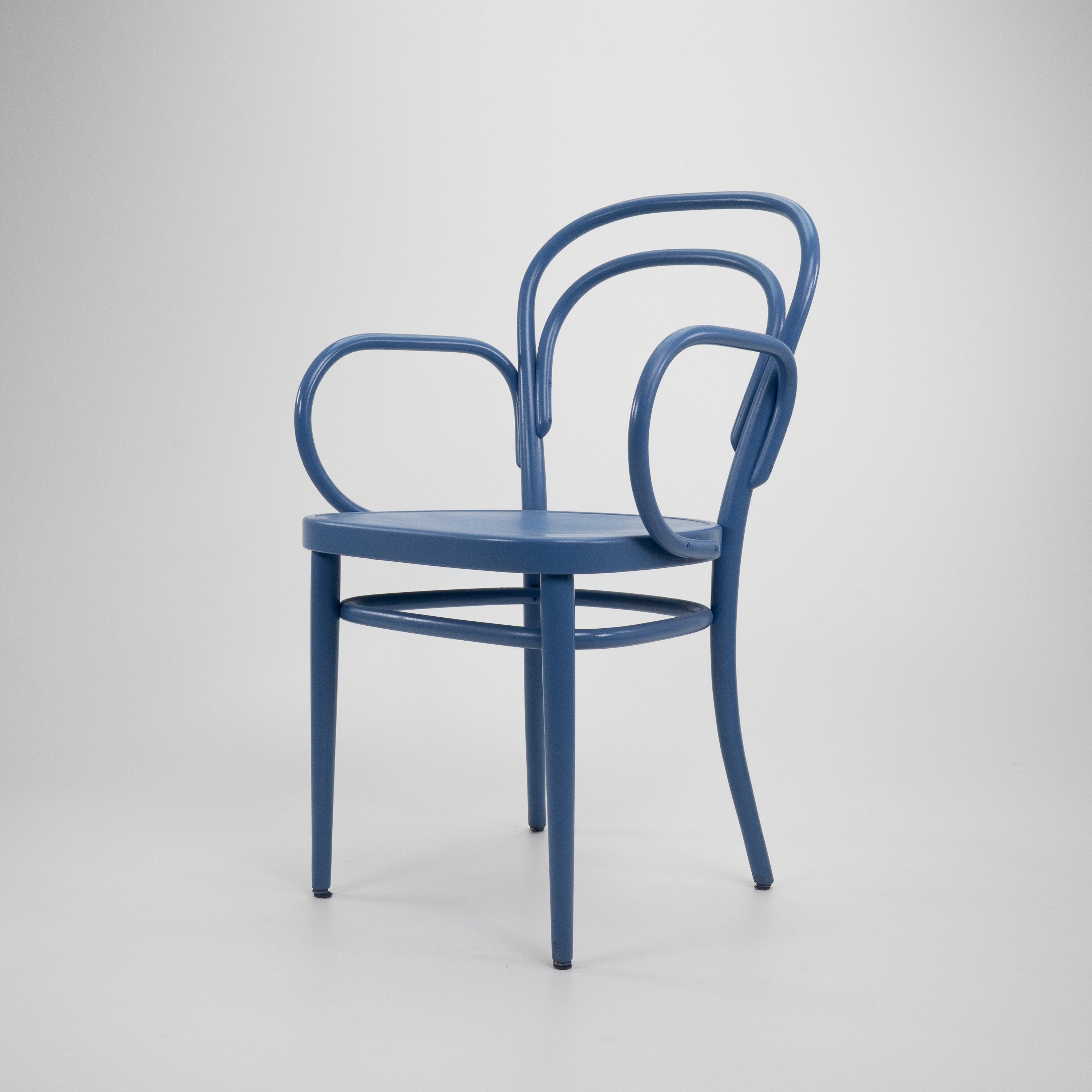 Thonet-214-MitArmlehnen-Blau-01.jpg