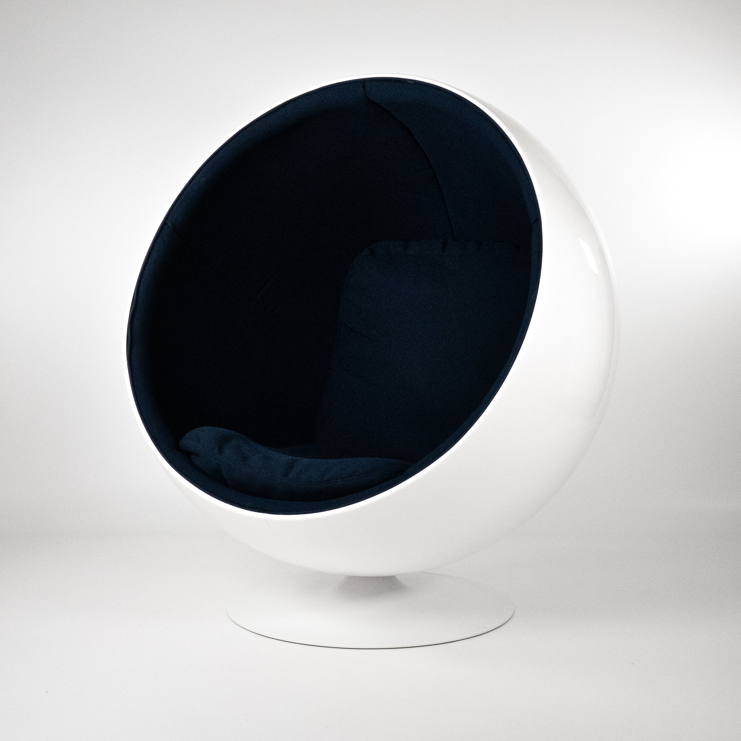 BallChair-ADELTA-BZustand-Schale-Weiss-Bezug-Blau-01.jpg