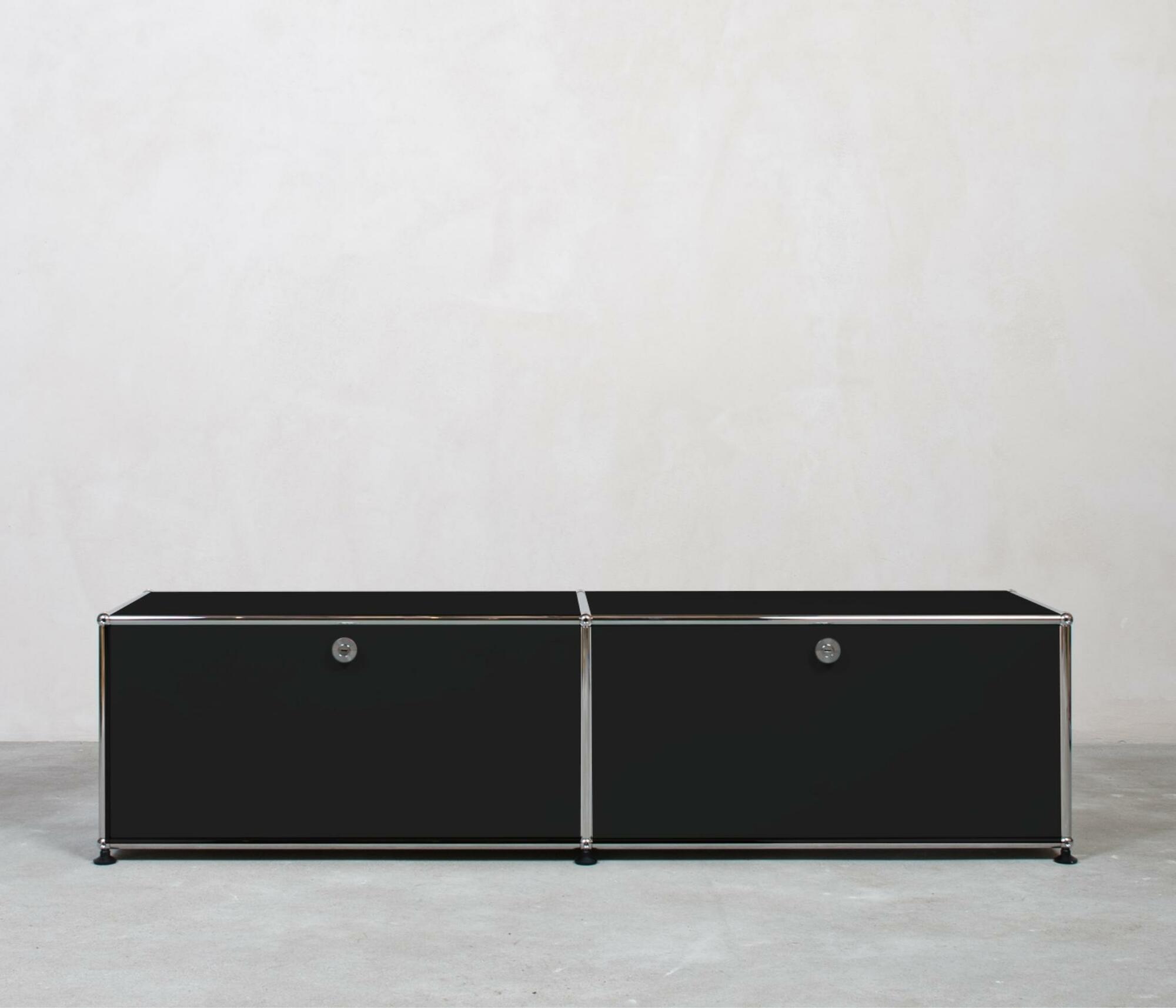 Cocoli_furniture_storage_and_organization_Lowboard_1x2_Faecher_mit_Klappen_USM_Haller_graphit_schwarz.jpg