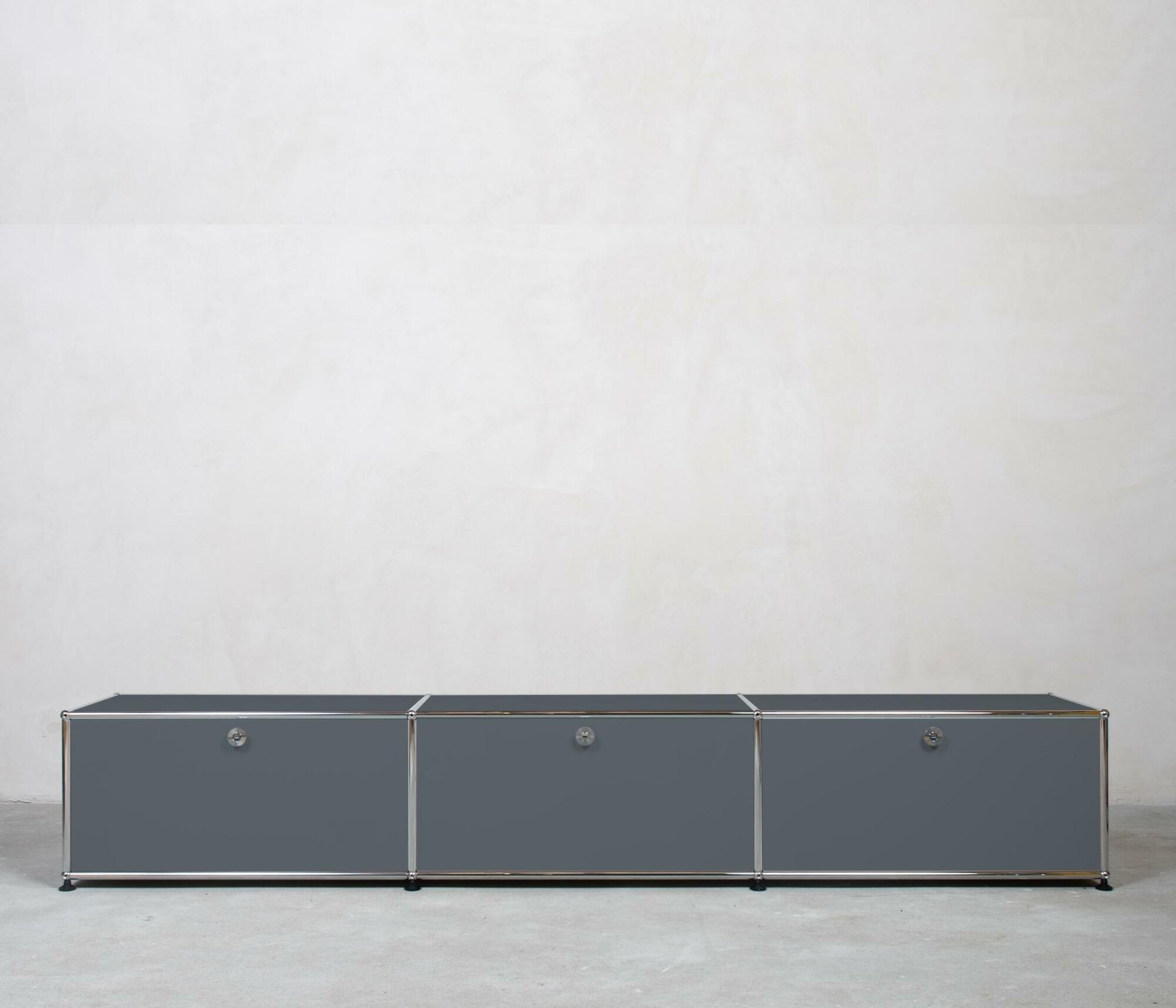 Cocoli_furniture_storage_and_organization_Lowboard_1x3_Faecher_USM_Haller_mittelgrau_1.jpg