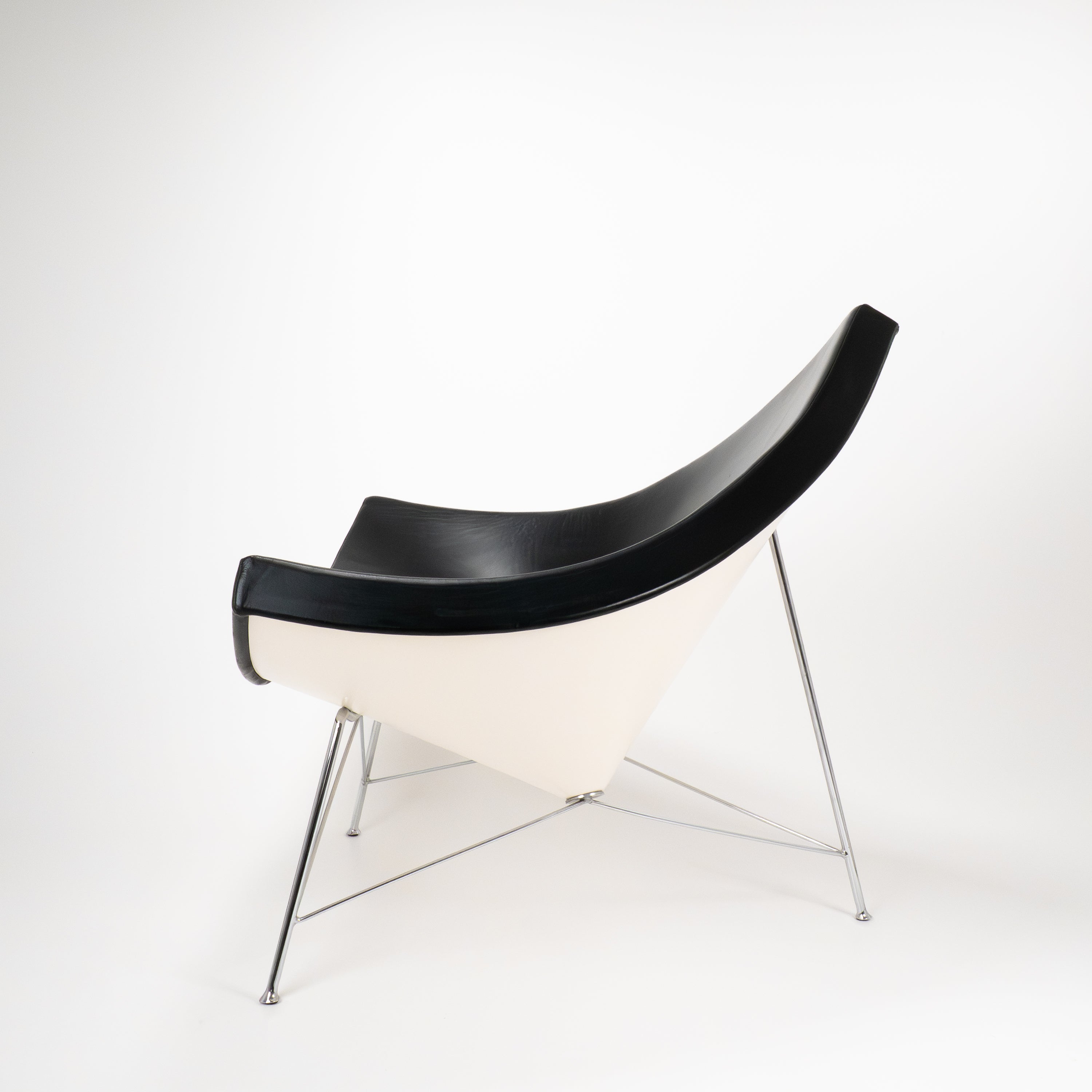 CoconutChair-Vitra-BZustand-Gestell-Chrom-Leder-Schwarz-02.jpg