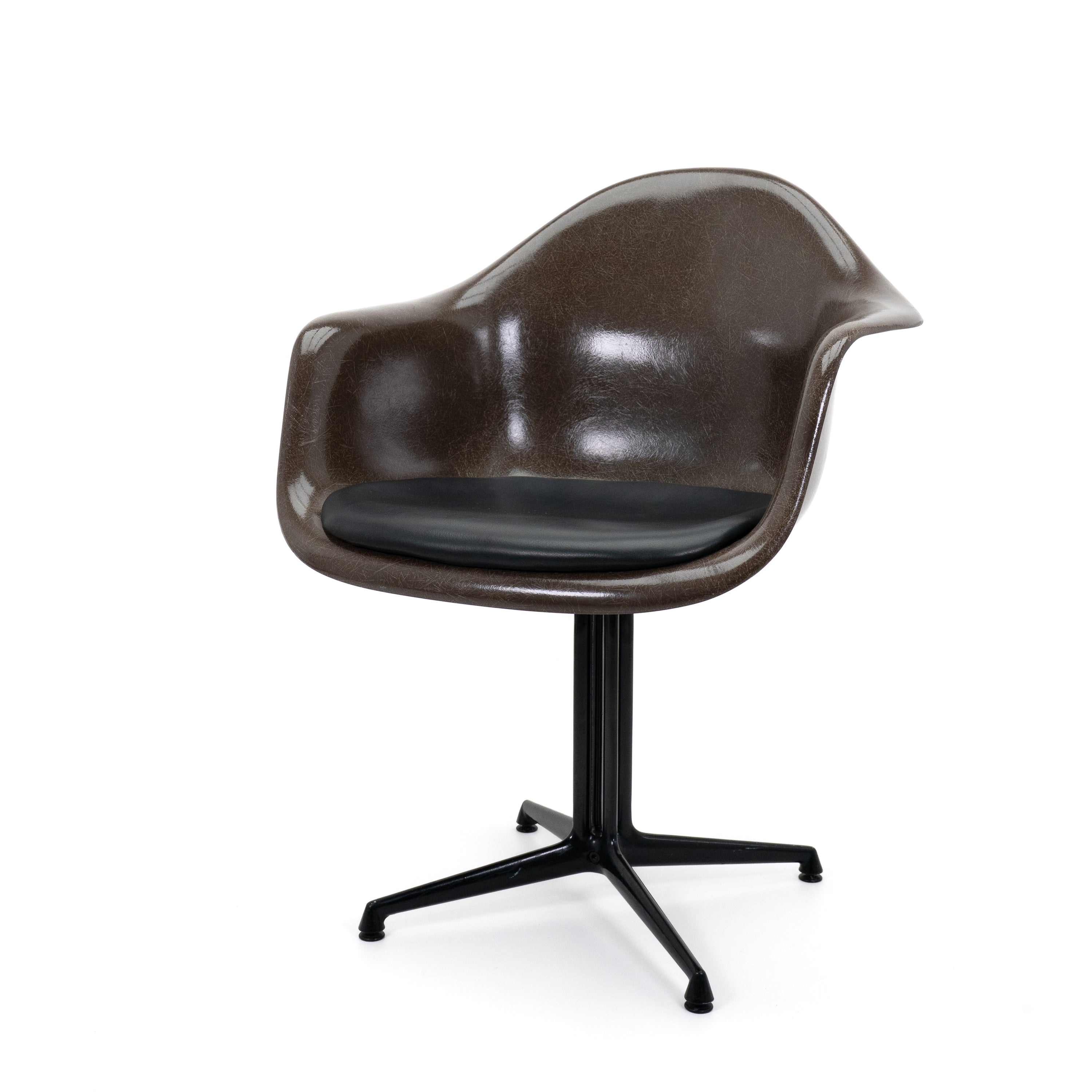 DALArmchair-Vitra-BZustand-Gestell-Schwarz-Schale-Schwarz-01.jpg