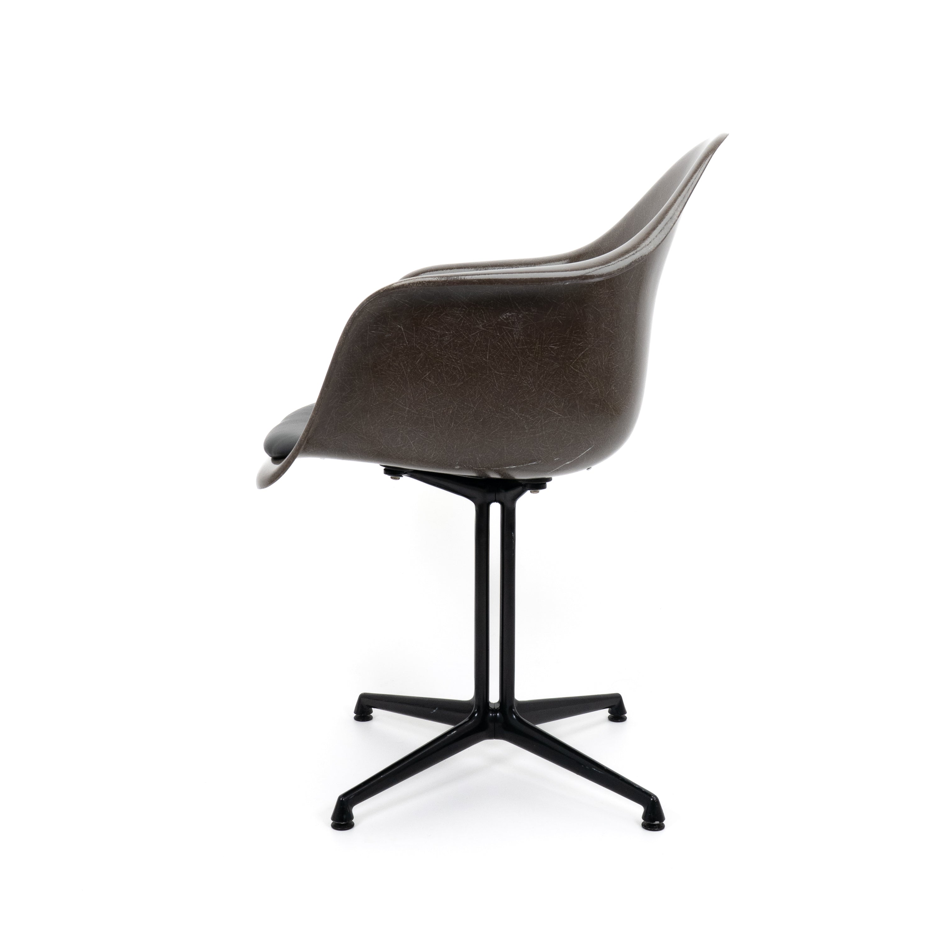 DALArmchair-Vitra-BZustand-Gestell-Schwarz-Schale-Schwarz-02.jpg