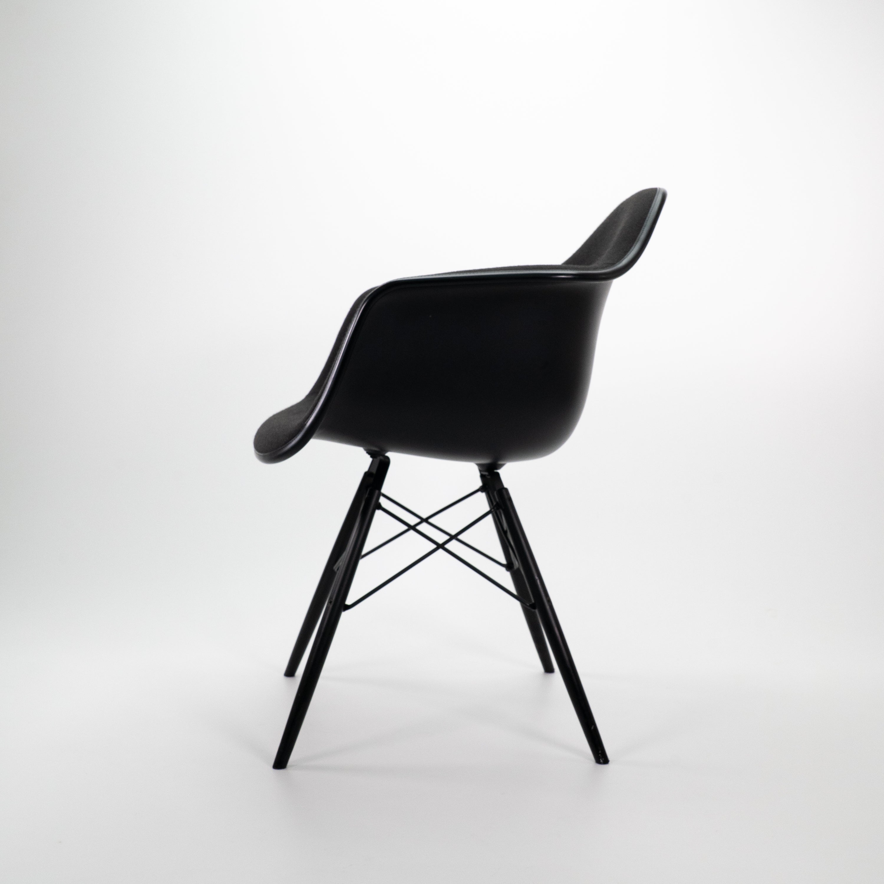 DAWPlasticArmchairVollpolster-Vitra-CZustand-Gestell-Schwarz-Schale-Schwarz-02.jpg