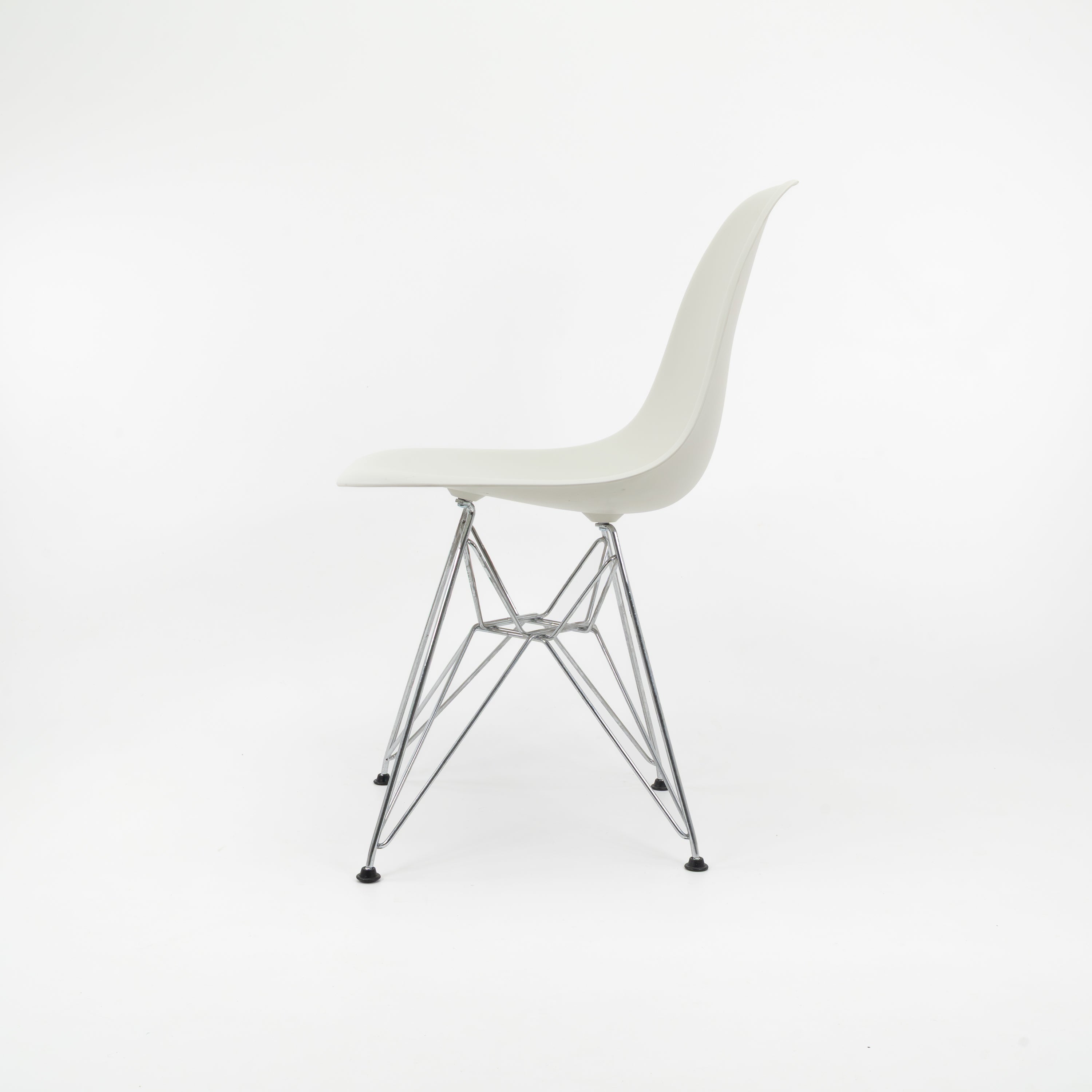 DSRChair-Vitra-B-Zustand-SchaleWeiss-02.jpg