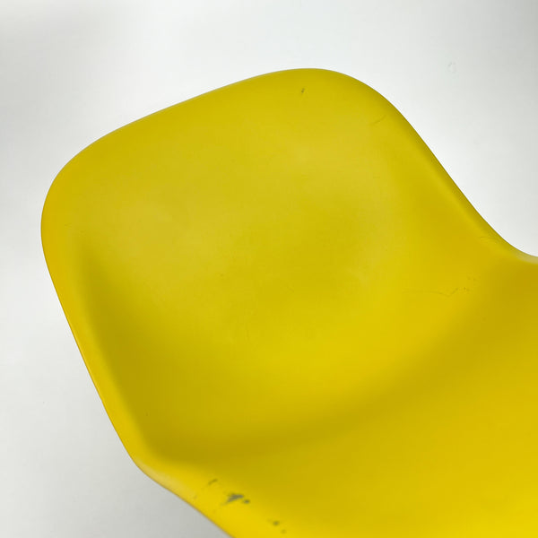 Vitra | DSR Plastic Chair