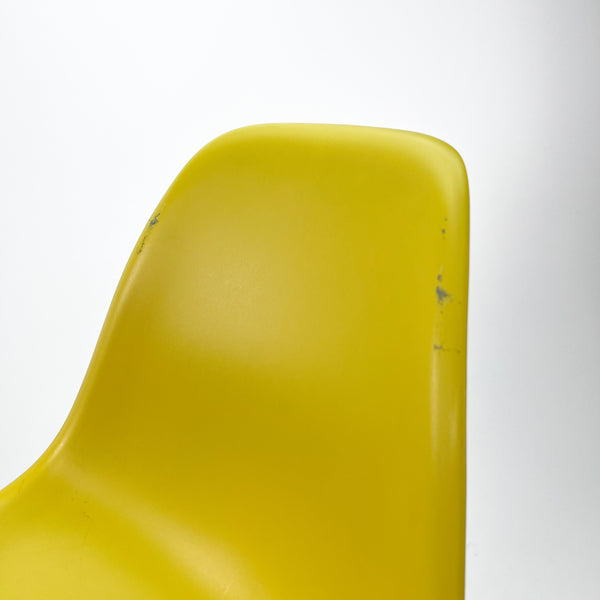 Vitra | DSR Plastic Chair