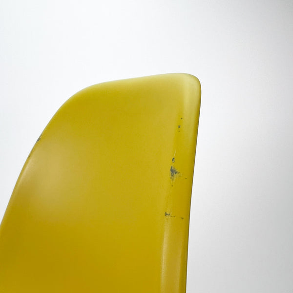 Vitra | DSR Plastic Chair