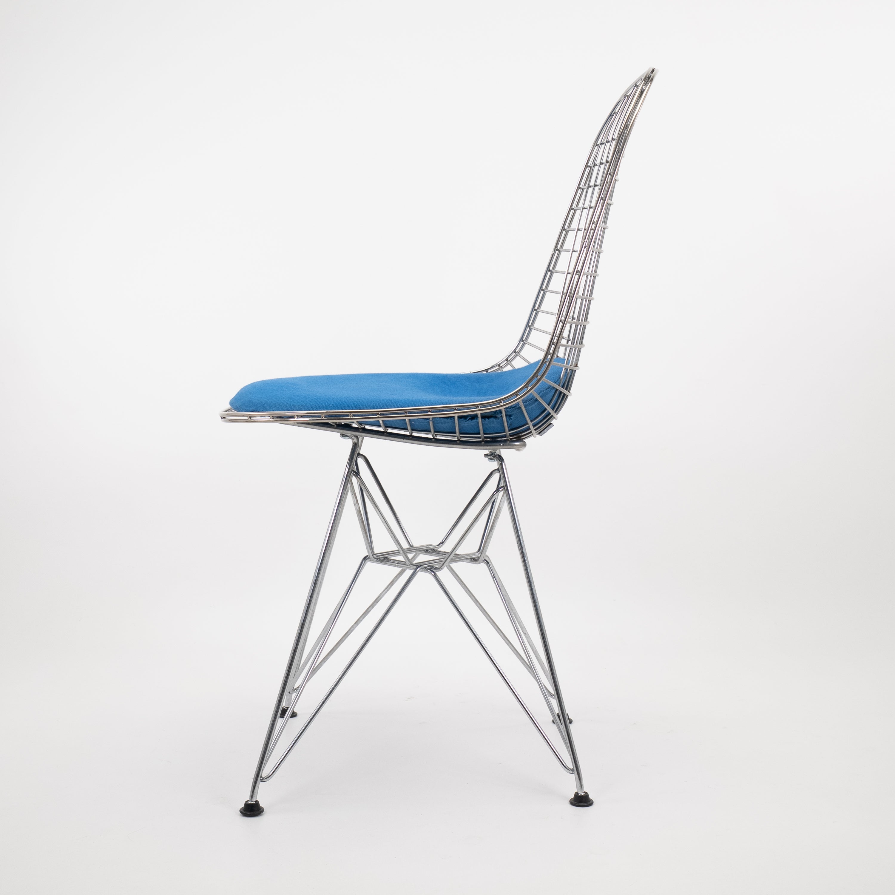 DSRWireChair-Vitra-BZustand-Gestell-Chrome-Bezug-Blau-02.jpg
