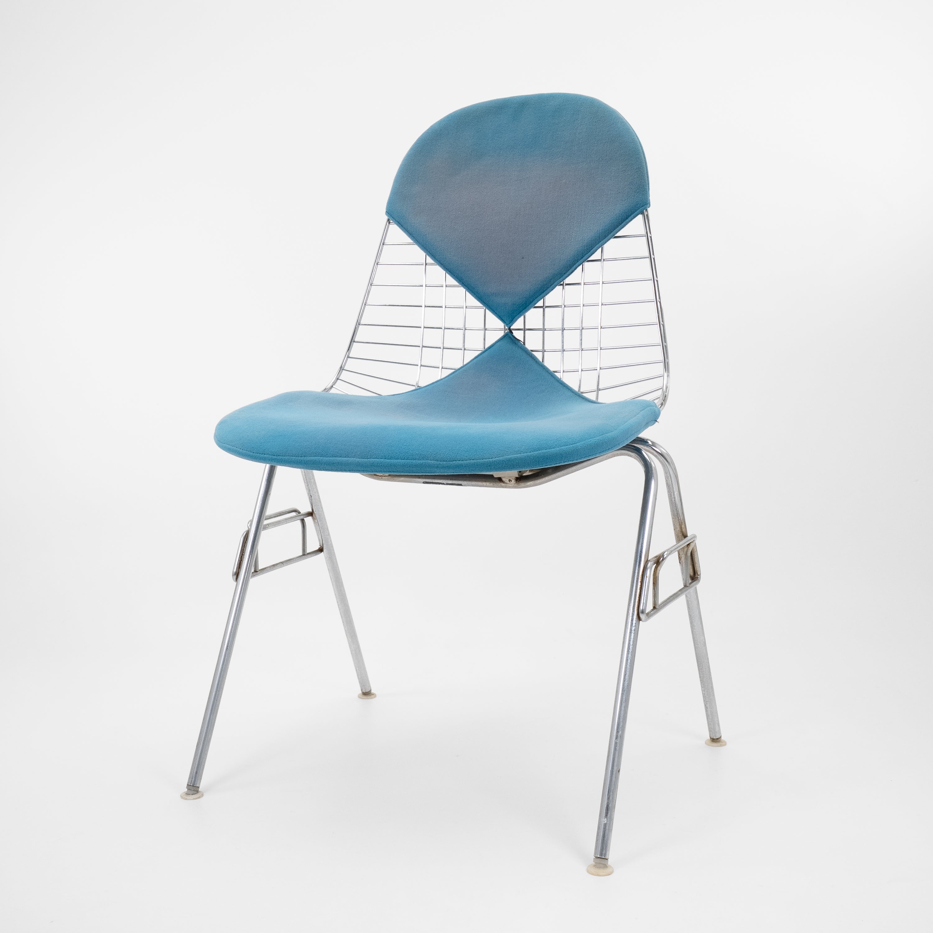 DSSWireChair-HermanMiller-CZustand-Gestell-Stapelbar-Bezug-Blau-01.jpg