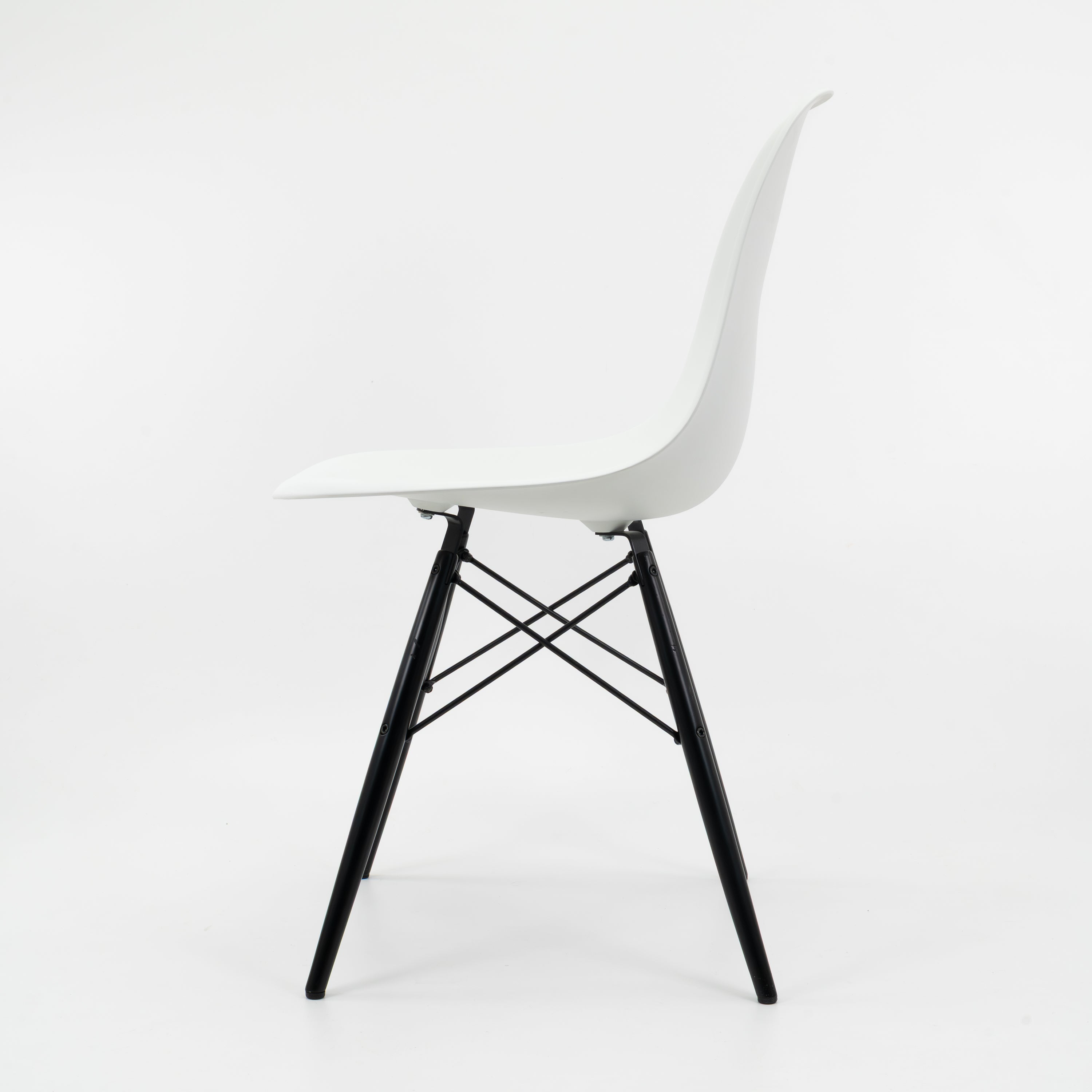 DSWChair-Vitra-B-Zustand-SchaleWeiss-AhornSchwarz-02.jpg