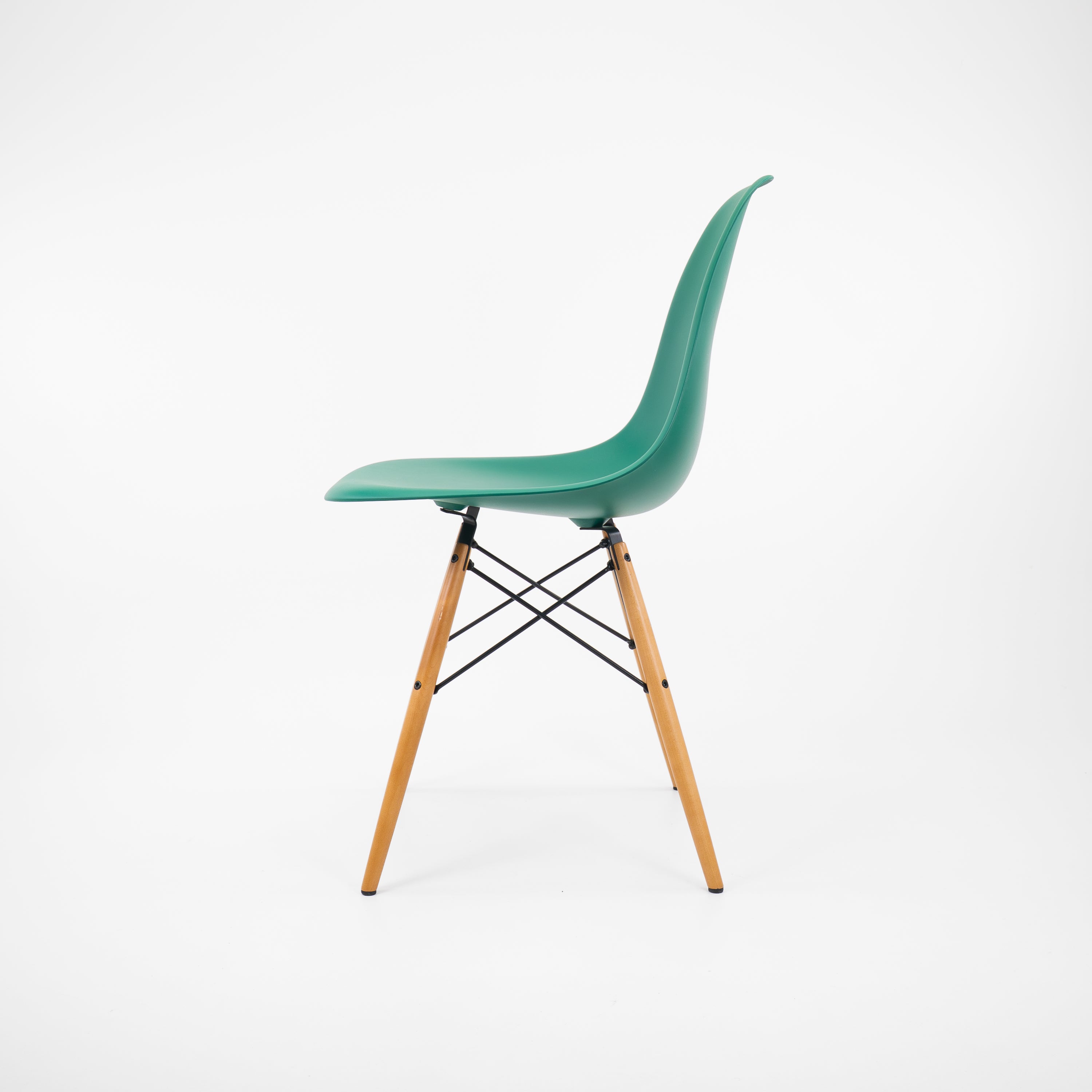 DSWSideChair-Vitra-GestellAhornGelblich-SchaleSmaragd17-Neu-02.jpg