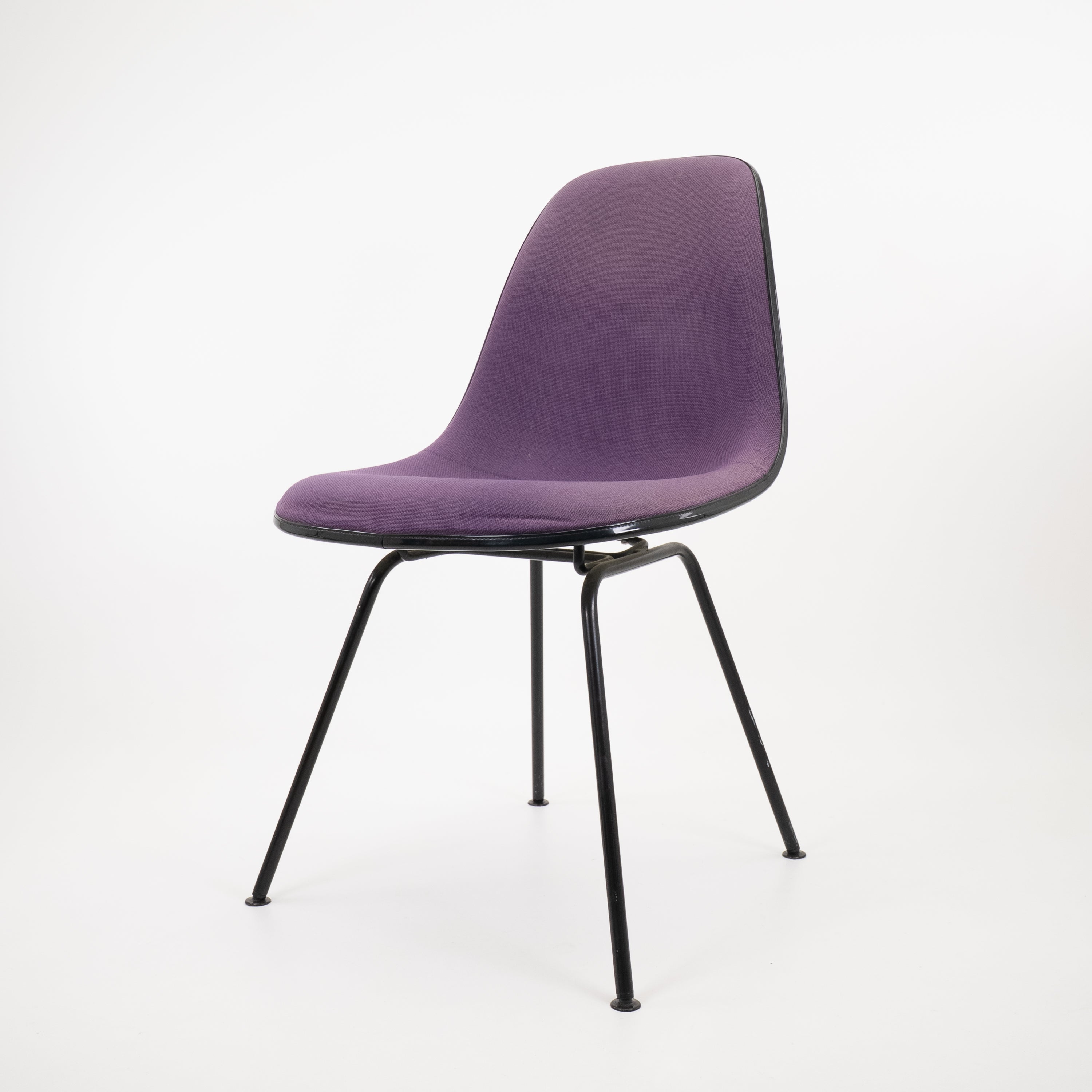 DSXFiberglassSideChair-HermanMiller-BZustand-Gestell-H-Base-Bezug-Violet-01.jpg