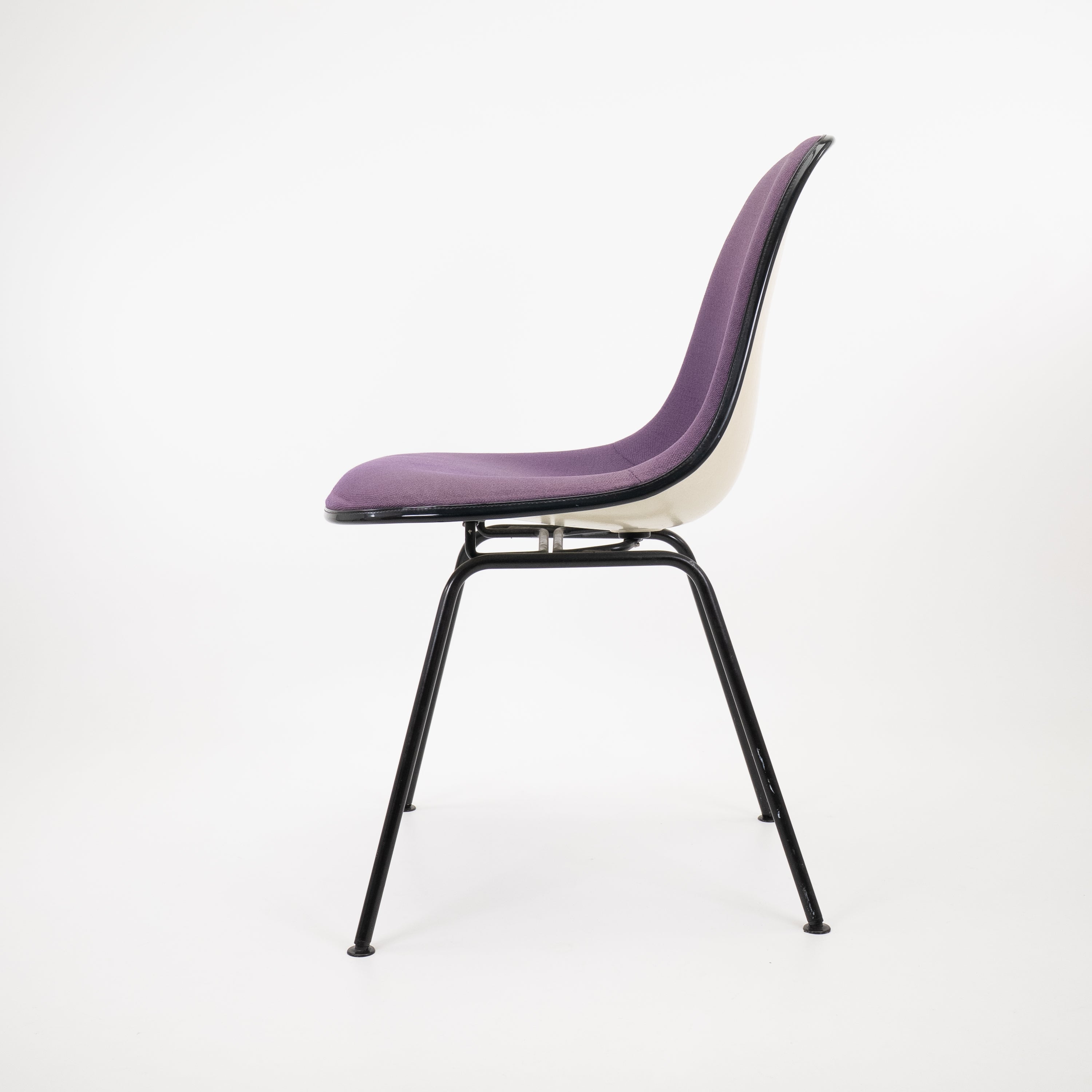 DSXFiberglassSideChair-HermanMiller-BZustand-Gestell-H-Base-Bezug-Violet-02.jpg