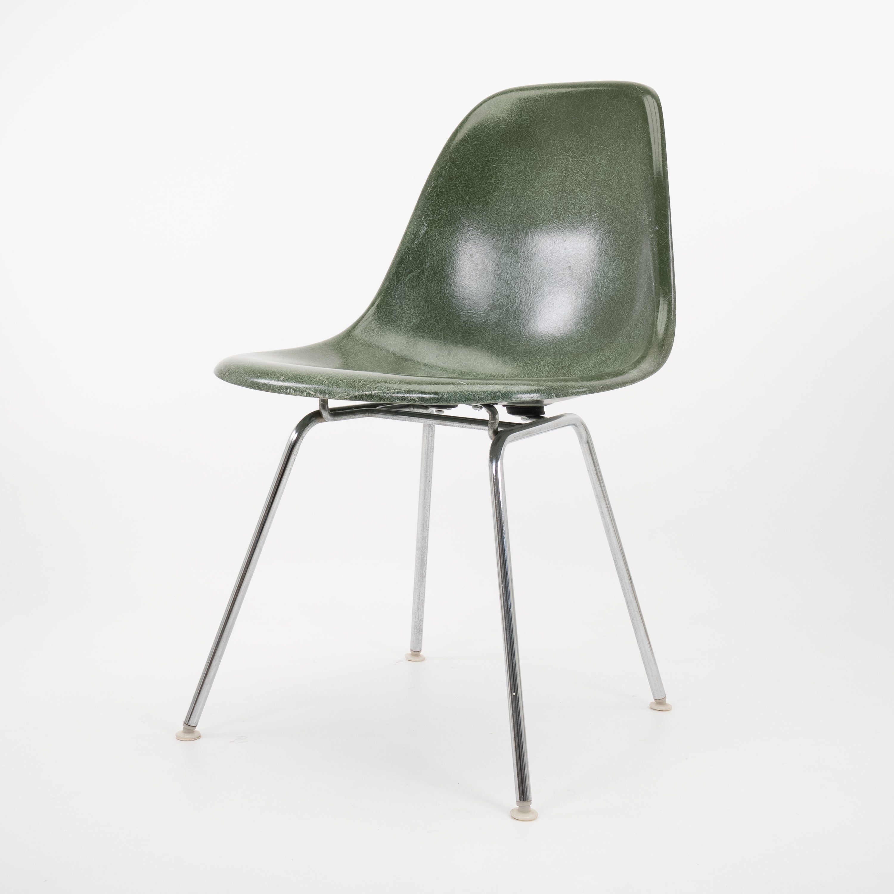 DSXFiberglassSideChair-HermanMiller-BZustand-Gestell-H-Base-Farbe-Gruen-01.jpg